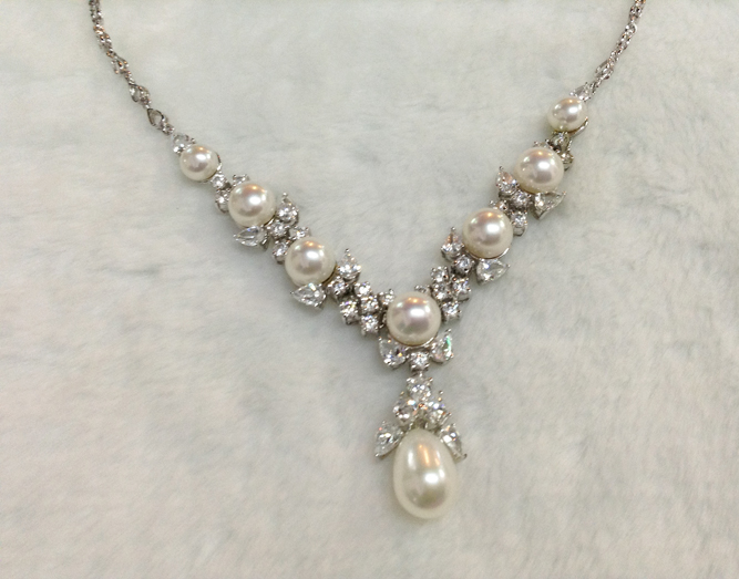 สร้อยคอไข่มุกแท้ แบบขึ้นตัวเรือน ประดับด้วยเพชรสวิท