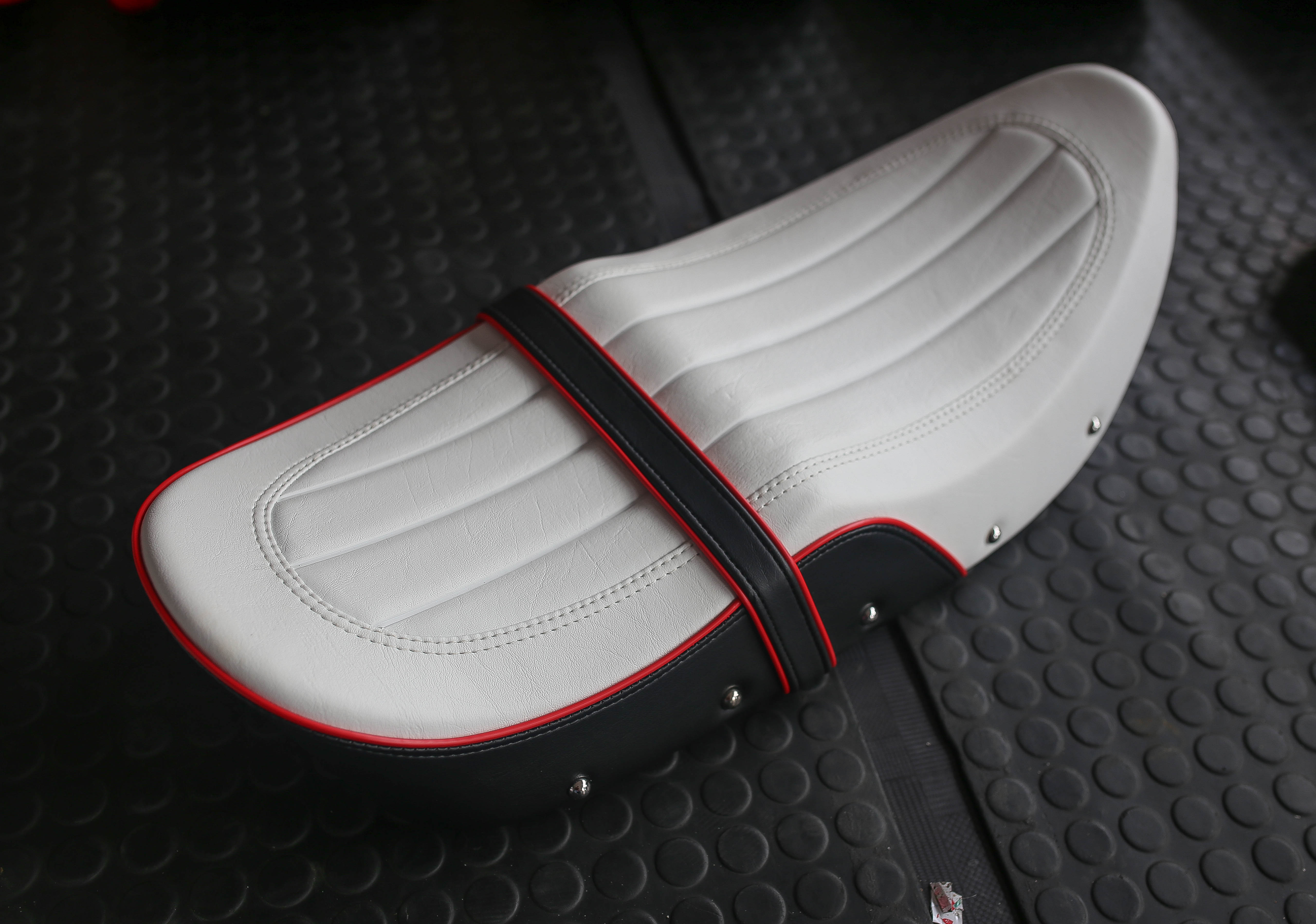 สินค้าใหม่ เบาะ DAX125 หน่อยวัดด่าน มี5สี13ลาย โครงเทียม สวยเข้ารูป