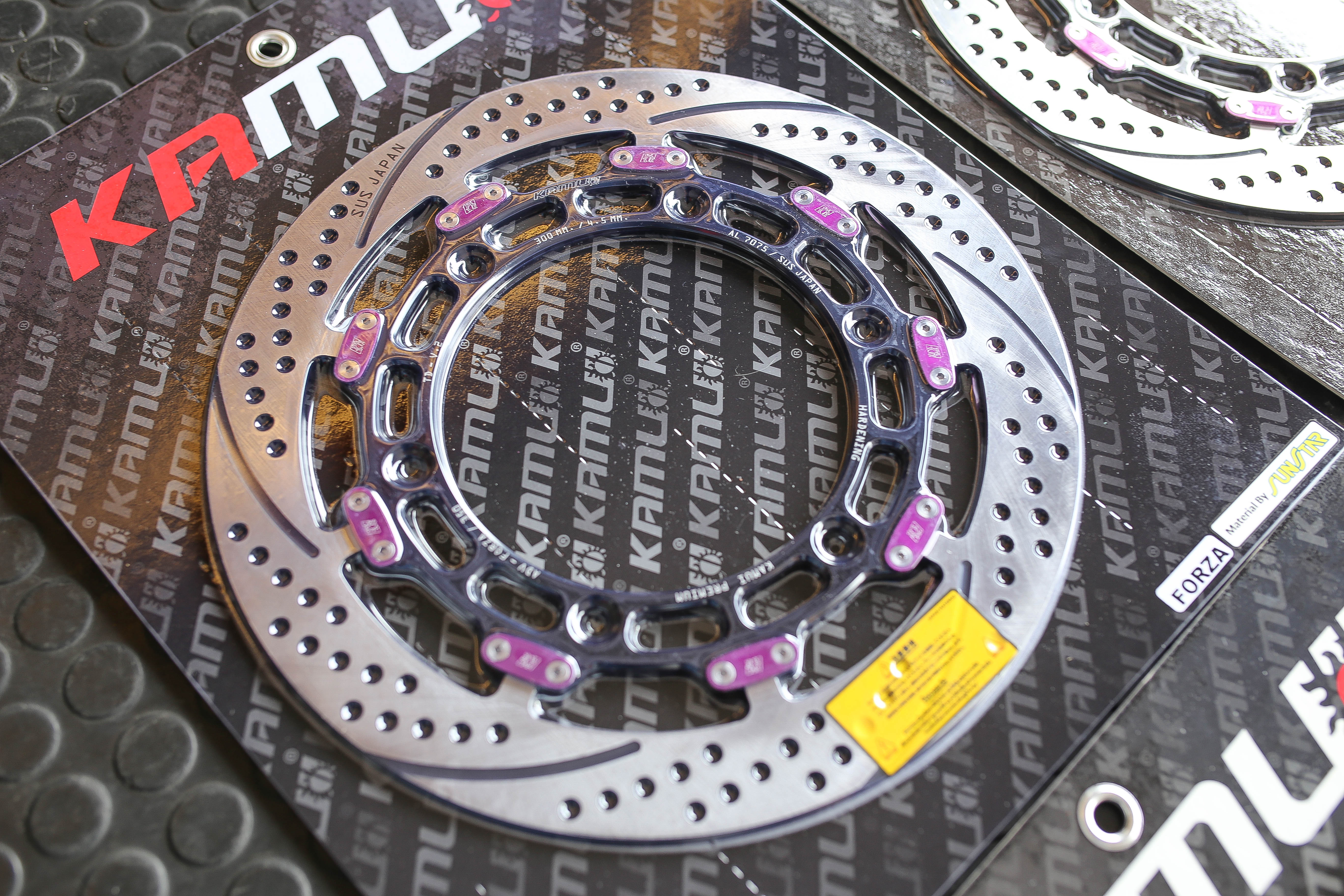 จานหน้าขนาด 300 มิล. TD-V.2 FORZA300-350 - XMAX300 - ใส่ปั๊ม Brembo ไม่ติดหมุด ไม่ต้องตัดผ้าเบรค - จับหน้าผ้าเบรคได้เต็ม เบรคระยะสั้นลง - มีความสวยงาม แข็งแรง ทนทาน -จานดิสก์ สแตนเลส 410DB ผ่านการชุบแข็ง ไม่มีไม่ได้แล้ว จานหน้าขนาด 300 มิล TD-V.2 ใบละ 4,5