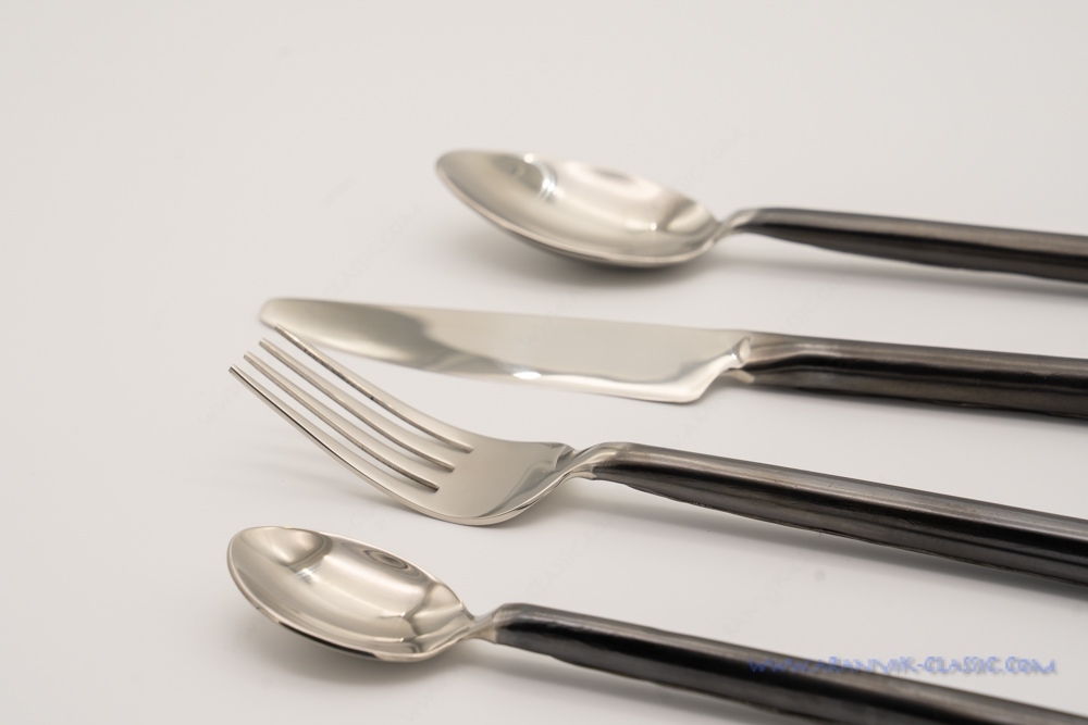 ช้อน ส้อม มีด 4 ชิ้น ลาย Balck roll