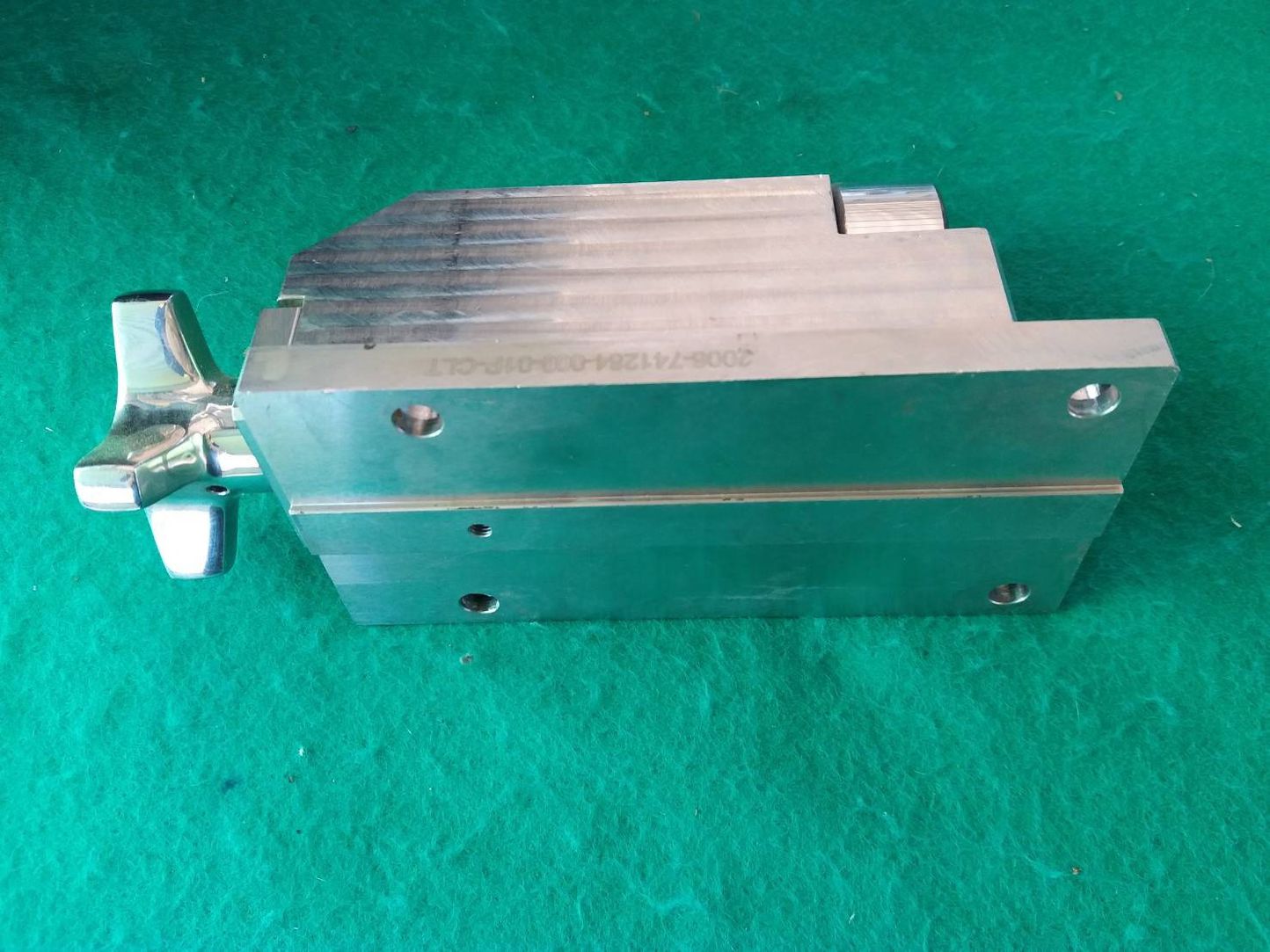 ลูกปืนลูกกลิ้ง ติดแท่นสแตนเลสตามภาพ ยี่ห้อ THK made in Japan