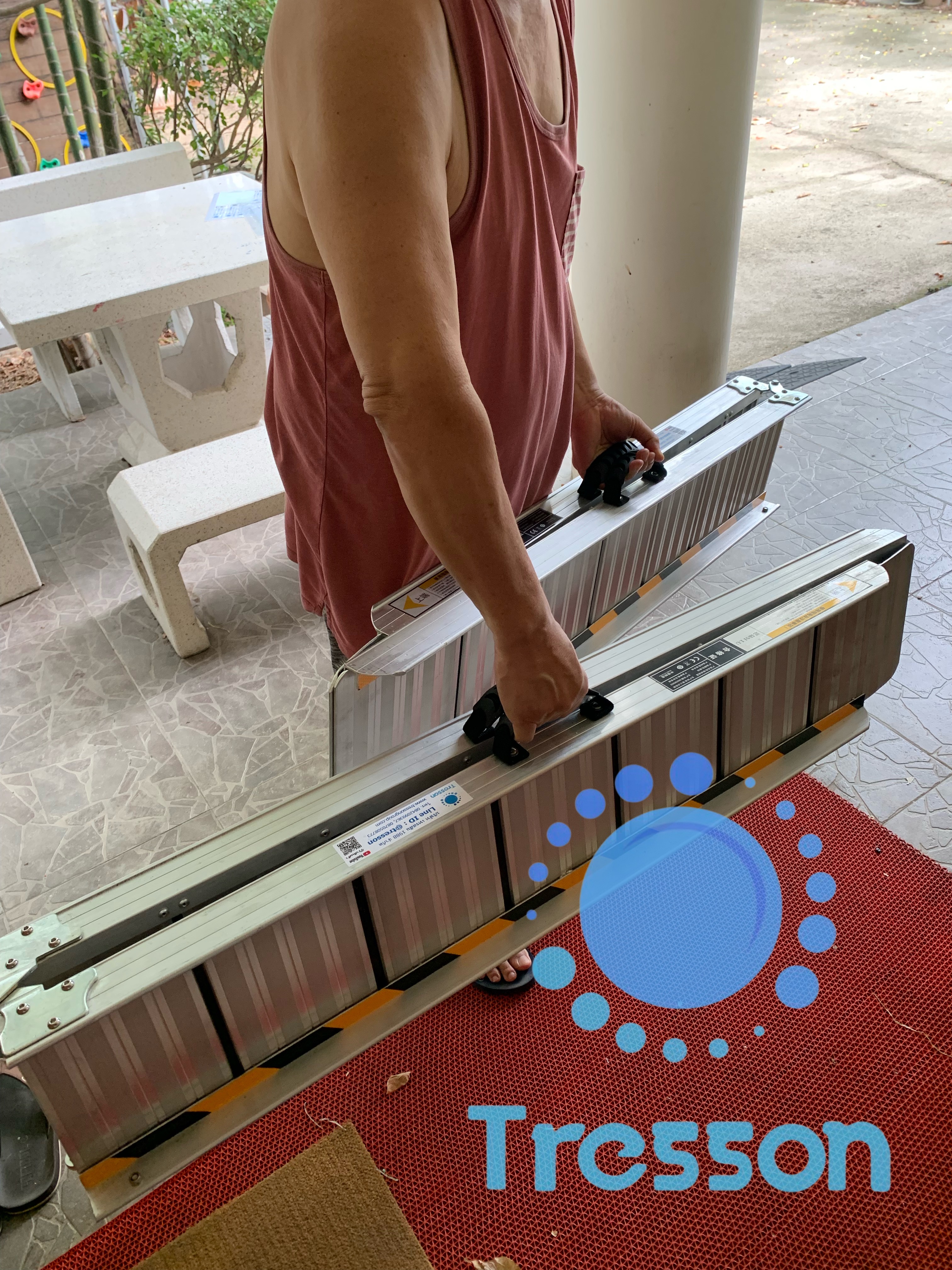 ทางลาดรถเข็นอลูมิเนียมยาวพิเศษ230ซม.แบบรางคู่ รางกว้าง22ซม.ขอบกันตก5.5ซม.รับนน.300กก. พกพาสะดวก พับครึ่งด้านยาว มีหูหิ้ว**มีของพร้อมส่ง - Aluminium Ramp 230x75x5.5cm 20 kg สำเนา