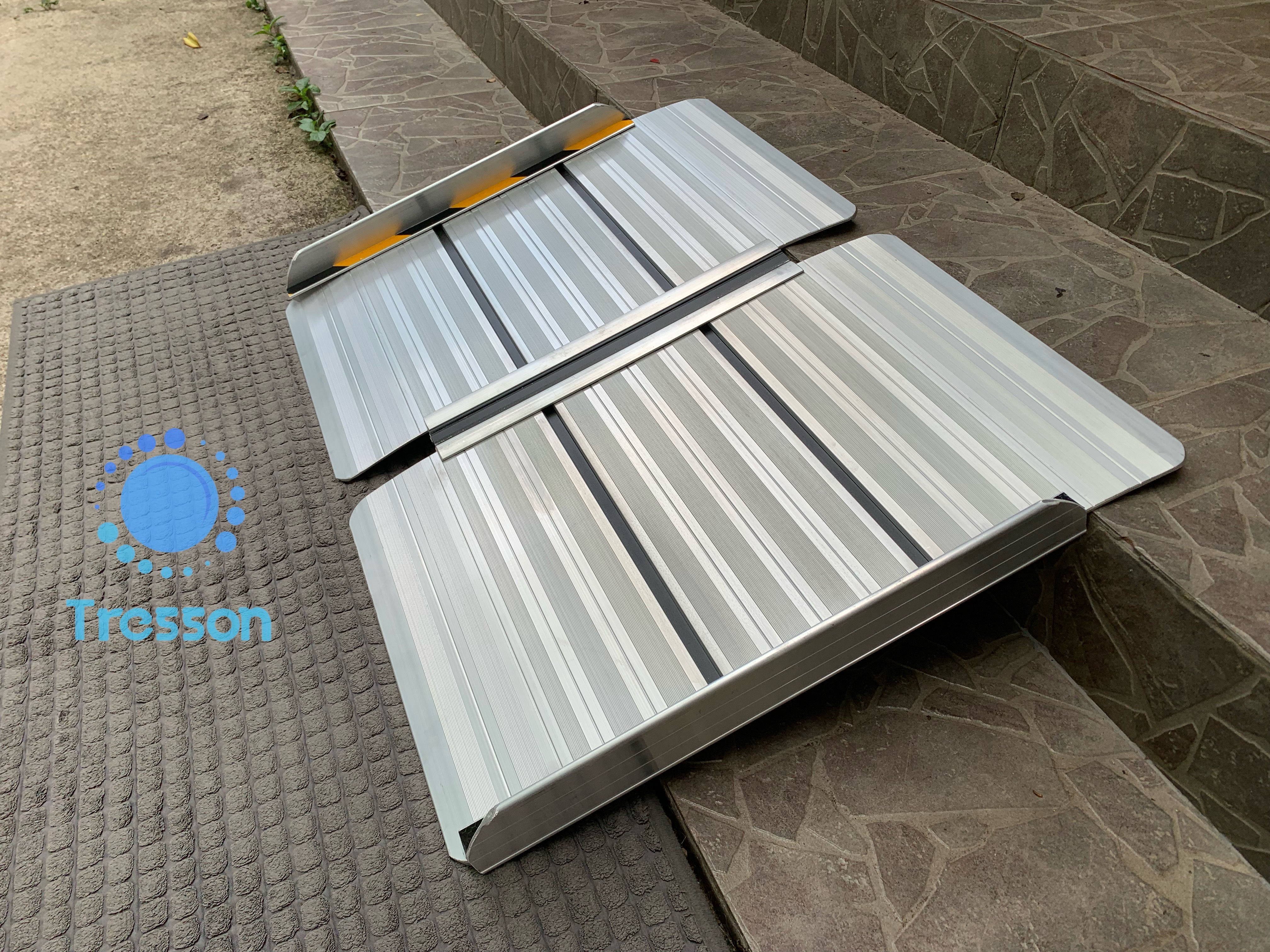 ทางลาดรถเข็นอลูมิเนียม ยาว 56 ซม. กว้าง 75ซม.นน.5.4 กก.รับนน.300kg.พกพา พับได้ ใช้ได้ถึงความสูงสุด 15 cm ** สินค้าขายดี *มีของพร้อมส่ง*-Aluminium Ramp 56cm.x75x5.5 cm 5.4kg