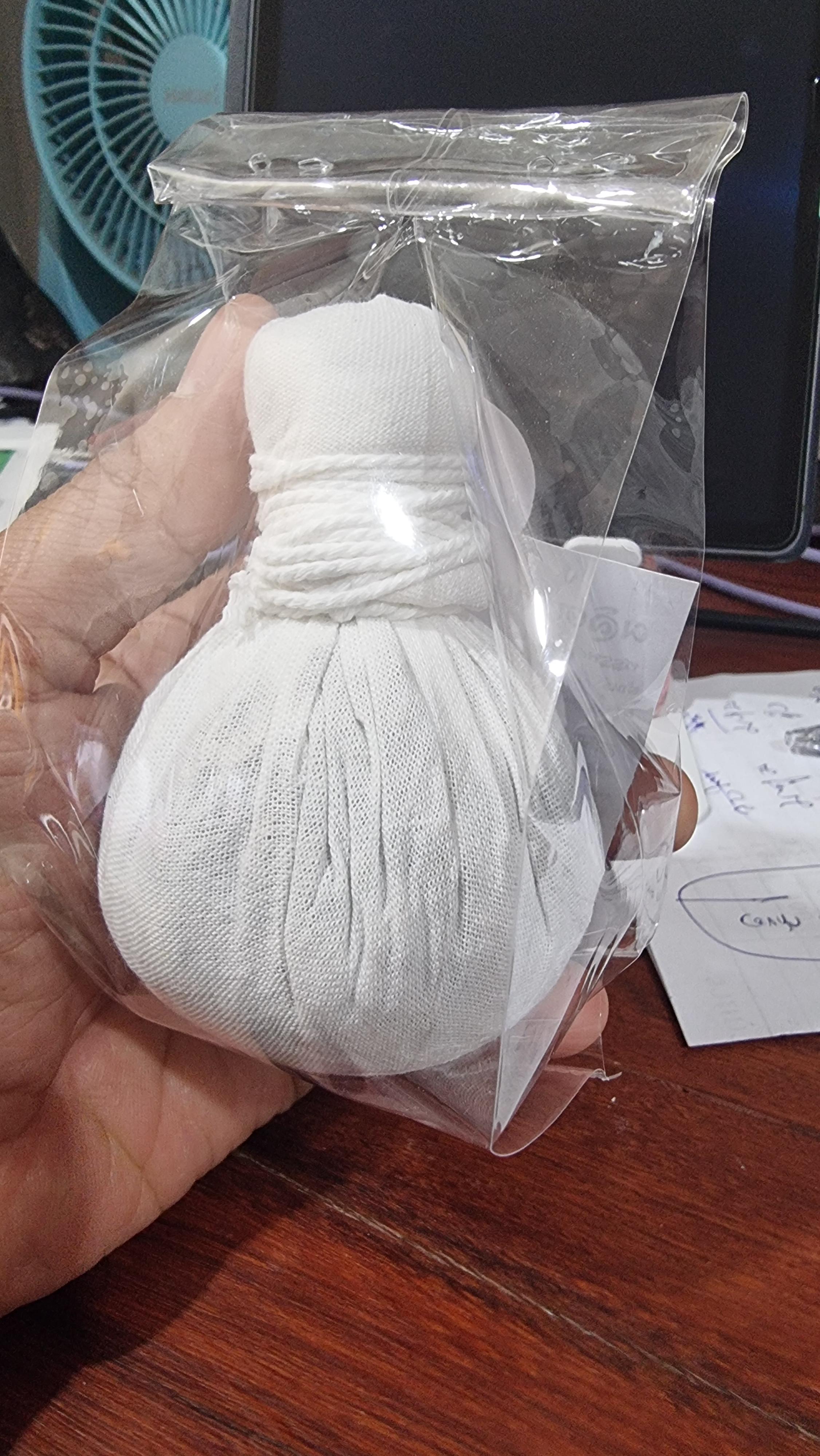 ลูกประคบ สำหรับนวดหน้า สูตรชาววังโบราณ ออกกำกับภาษีได้คะ สินค้าดีจาก OTOP ขนาด 50 กรัม