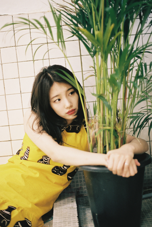 [PRE-ORDER] Suzy (Miss A) - First Photobook "SUZY? SUZY." (Cover 1 Ver.)