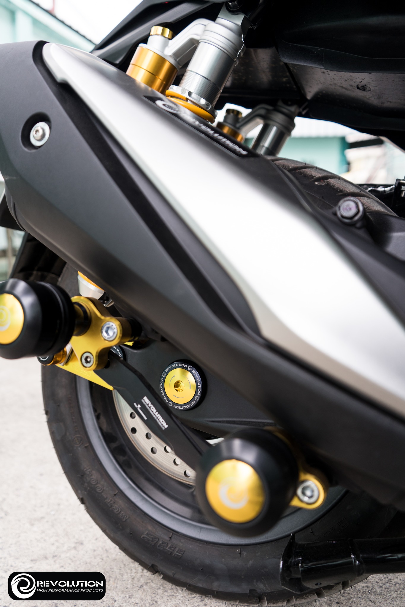 บู๊ชรองน็อตยึดล้อหลัง REVOLUTION V2 ADV-350/FOR-300,350NEW/X-MAX300 (BB)