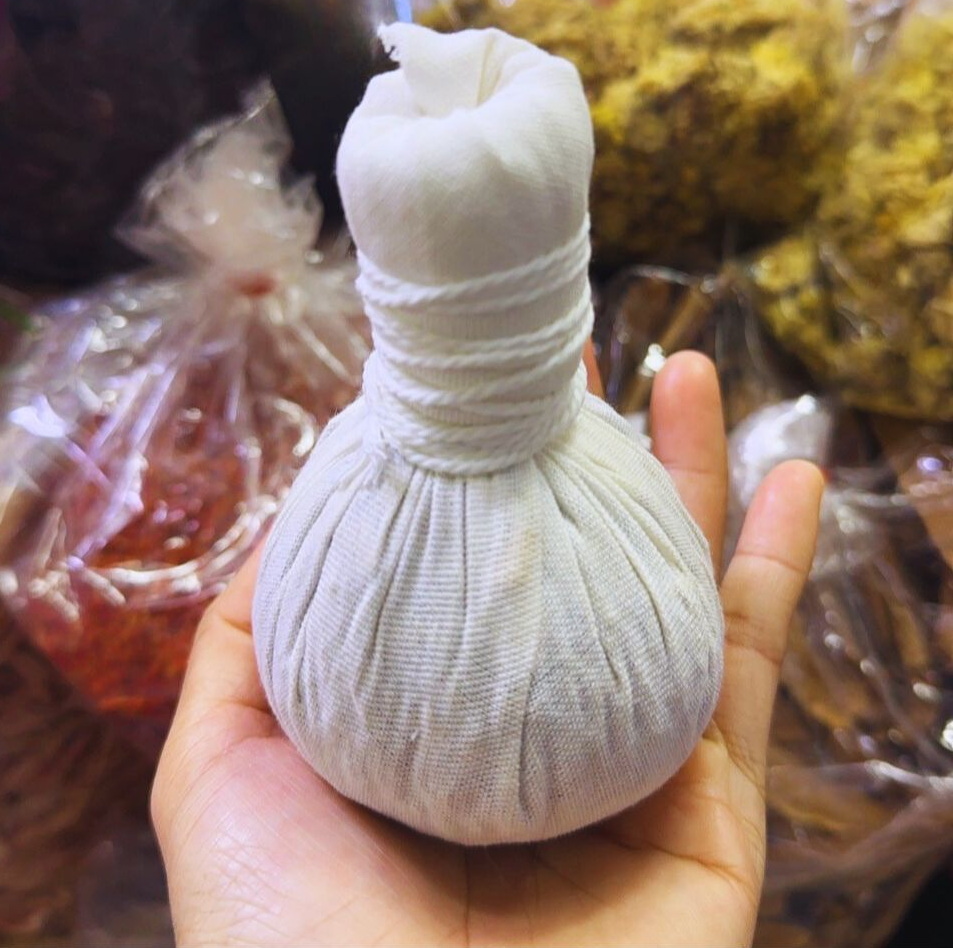 ลูกประคบ สำหรับนวดหน้า สูตรชาววังโบราณ ออกกำกับภาษีได้คะ สินค้าดีจาก OTOP ขนาด 50 กรัม