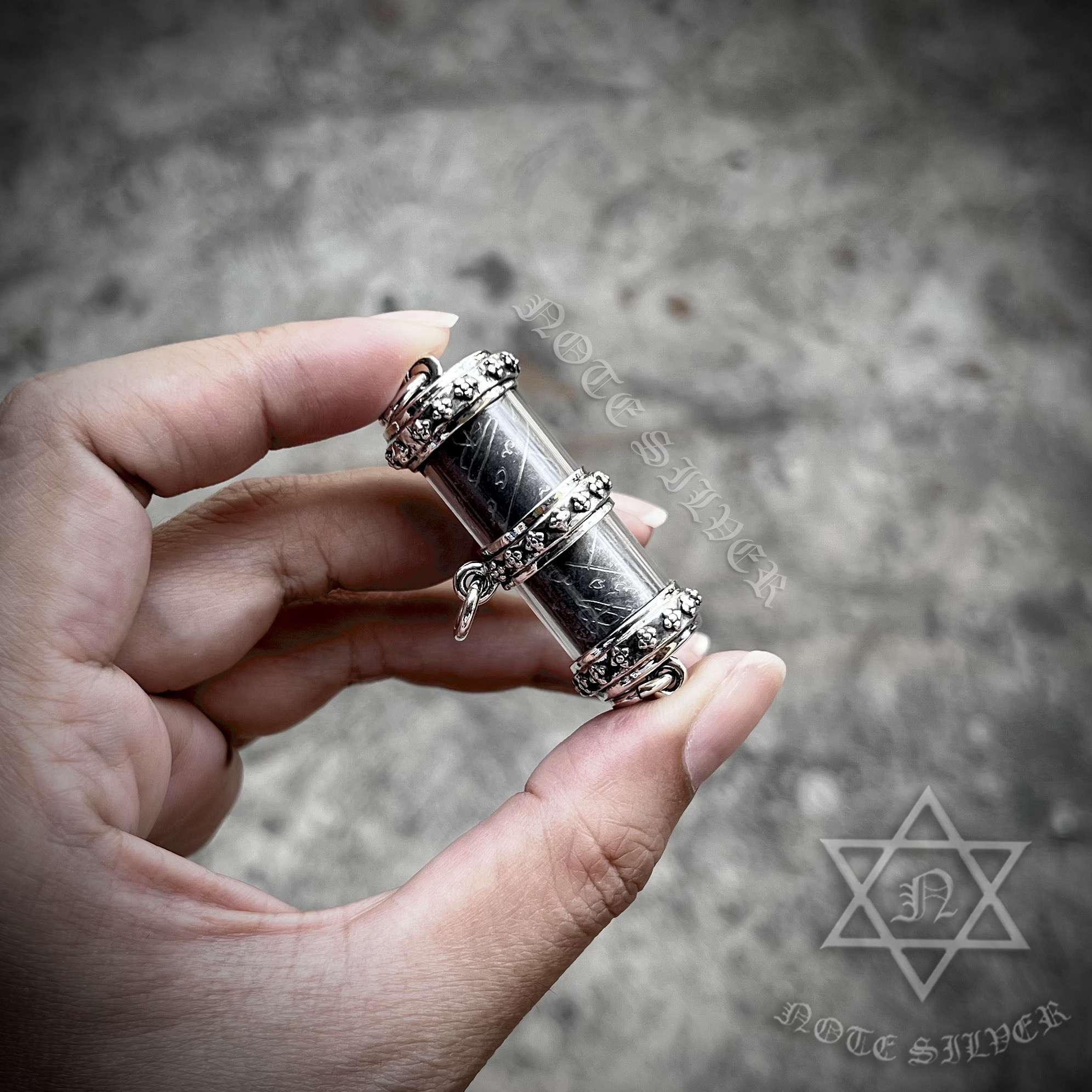 ปลอกตะกรุดเงินแท้ ลายดอกบัว พร้อมเลี่ยมพลาสติกกันน้ำ ห่วงสามจุด Sterling Silver 925 NSSV3136
