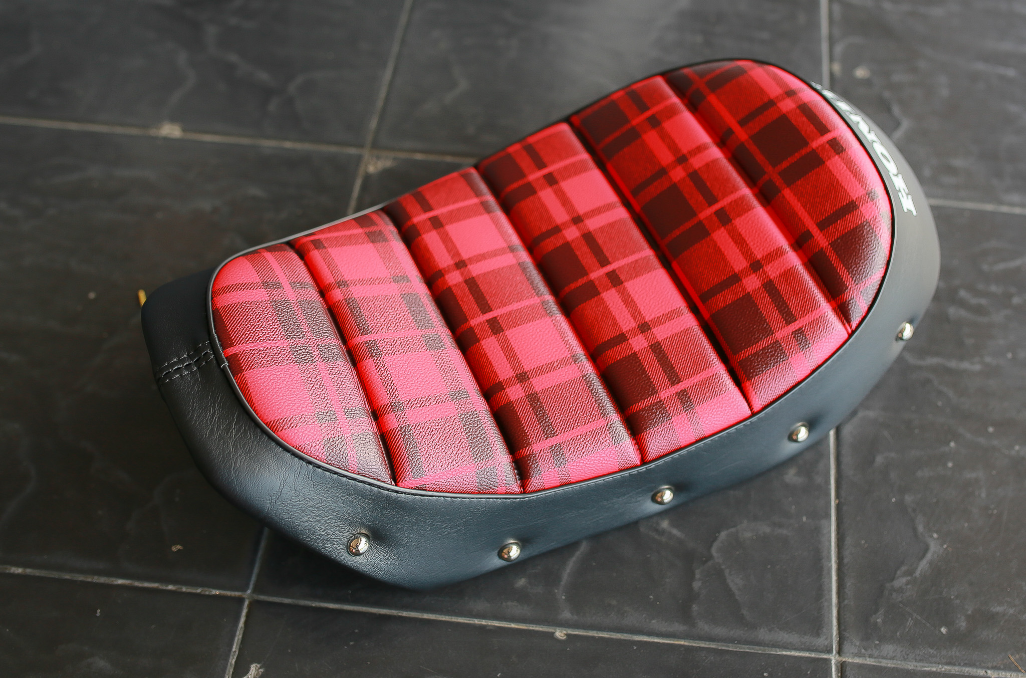 เบาะแต่ง หน่อยวัดด่าน ทรงเตี้ย Honda Mankey 125 ลายสก็อตแดง ราคา2800