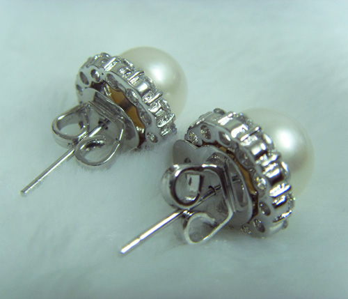 ต่างหูไข่มุกแท้ มีเพชรล้อมรอบ