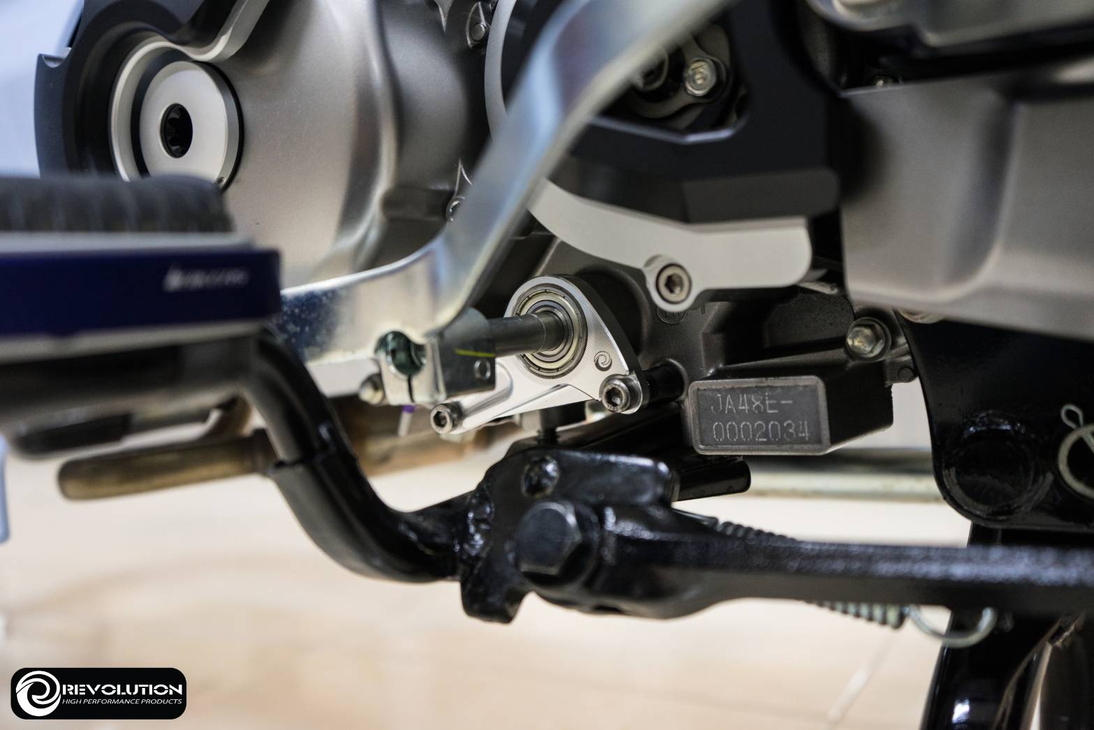 ตัวประคองแกนเกียร์ REVOLUTION HONDA C125