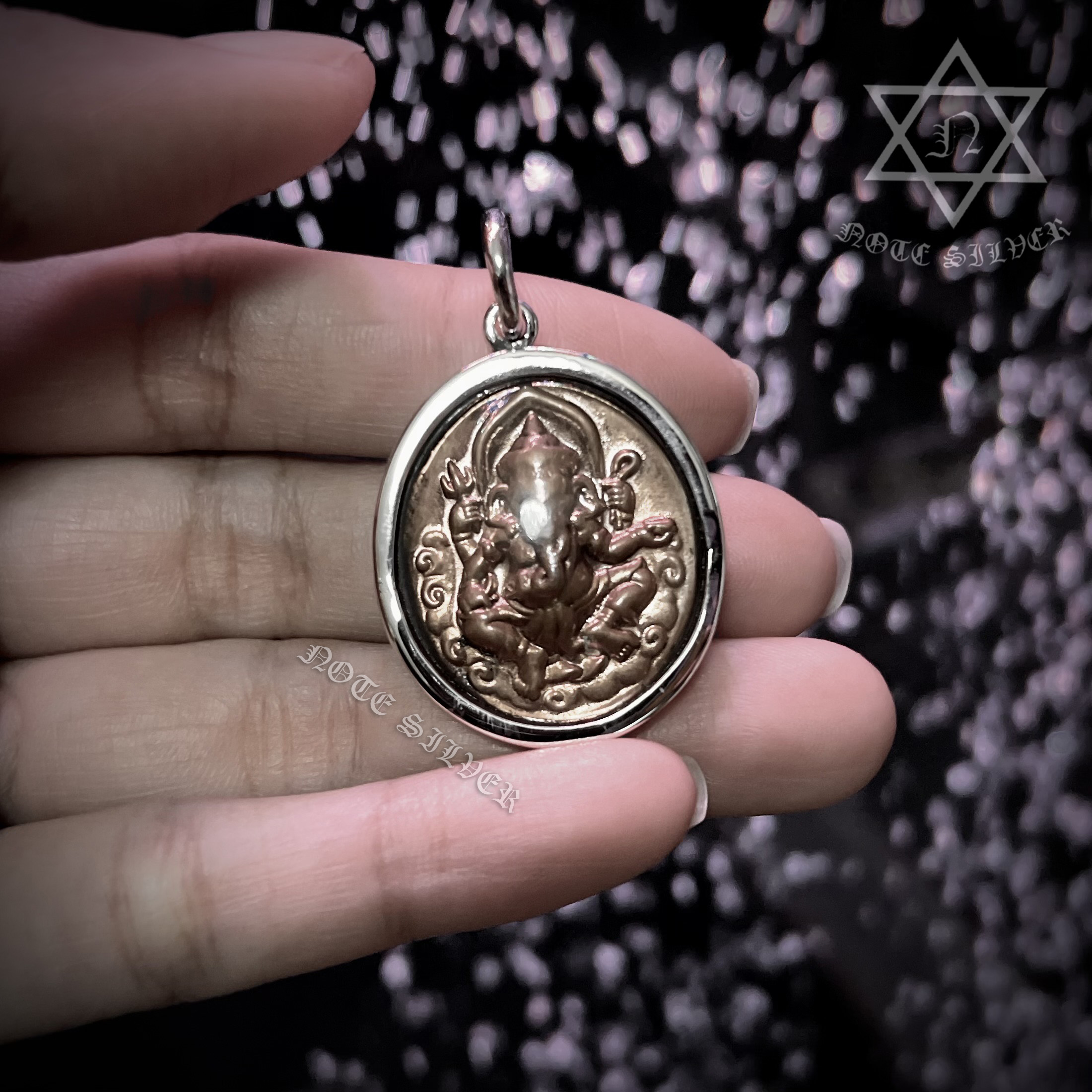 เหรียญพระพิฆเนศ เลี่ยมพระกรอบเงินแท้ จับขอบเรียบแบบเป็นสันเหลี่ยม Sterling Silver 925 NSSV3338