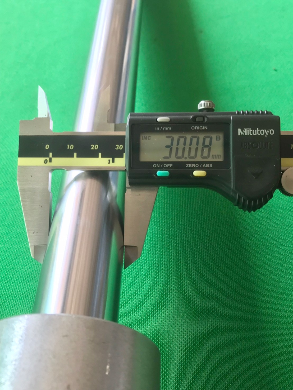 สไลด์เพลากลม ยี่ห้อ SAMICK โต 30 มิล ยาว 105 ซม. ลูกบล็อก 1 ลูก สภาพดี มีเส้นเดียว