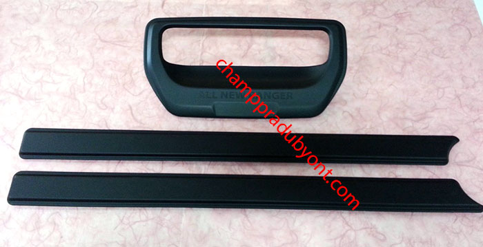 คิ้วฝาท้ายพร้อมถ้วยรองมือเปิดท้าย FORD RANGER 2012-2015 ดำ (V.2)
