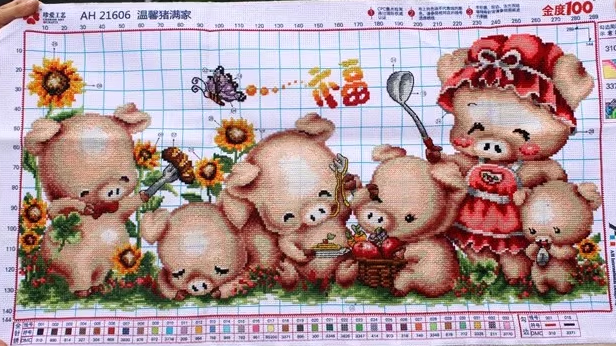 pig-1002 *พร้อมส่ง* ชุดปักครอสติช ลายครอบครัวหมู (ผ้า11CTพิมพ์ลาย ปัก 3 เส้นเล็ก) ขนาด 80*40 ซม.ผ้าครอสติช 11CTพิมพ์ลายปักบนผืนผ้า+ไหมคอตตอน 33 สี+ผังลาย+เข็ม