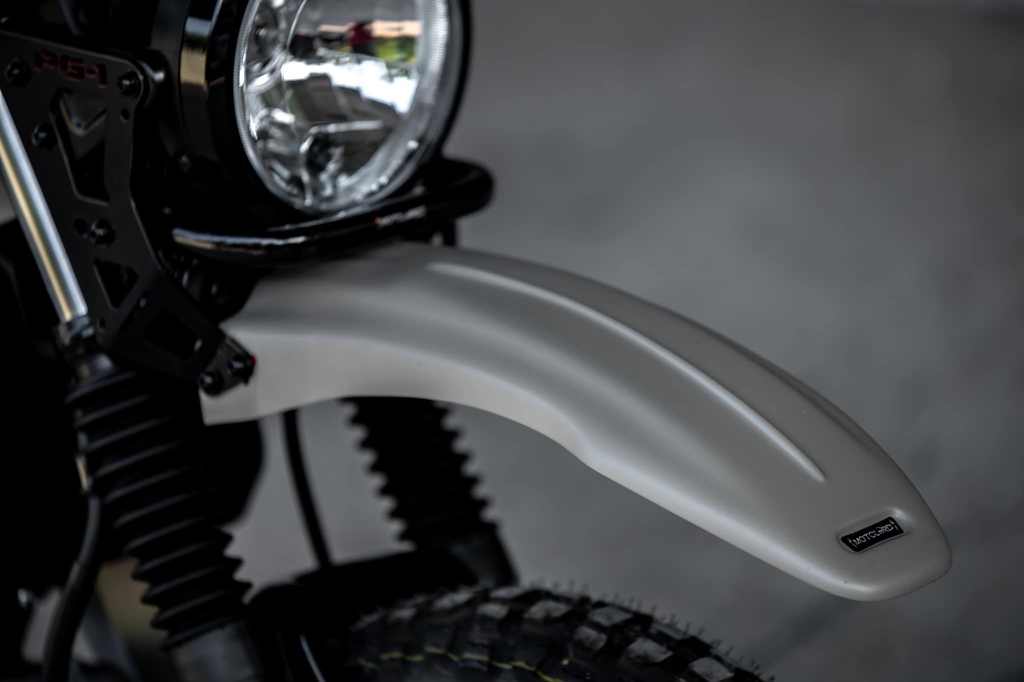 PG-1 1.) ครอบไฟหน้า Headlight cover. 1,590฿ 2.) ครอบไฟเบรค Rear brake light cover. 1,290฿ 3.) ชิวหน้า V1 Headbrand Windshield V1 1,590฿ 4.) กาบ อกบังหัวฉีด Side fairing cover. 1990฿ 5.) กันลาย V1 Mid frame protector. 1990฿ 6.) ชุดบังโคลนหน้าScrambler Full