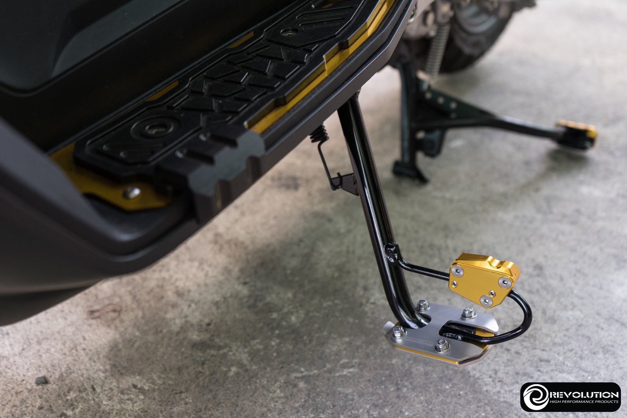 แผ่นรองขาตั้งข้าง (สแตนเลส+มีเนียม) REVOLUTION ADV-150