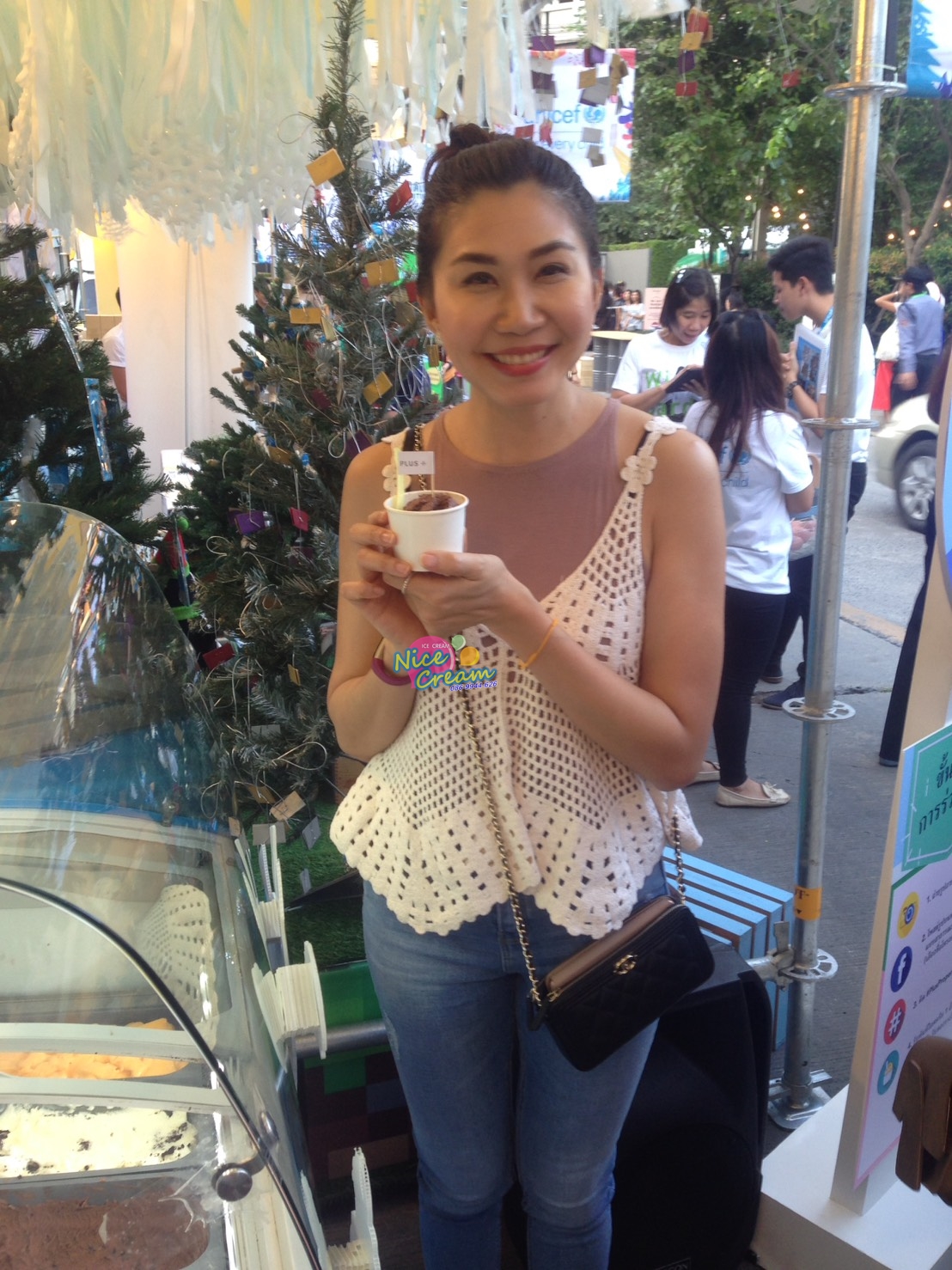 อกงานแจกไอศครีมในนาม บริษัท พลัส พร็อพเพอร์ตี้ จำกัด @ Habito mall วันที่ 16-17 ธ.ค. 2560 งาน Sansiri Market Fest