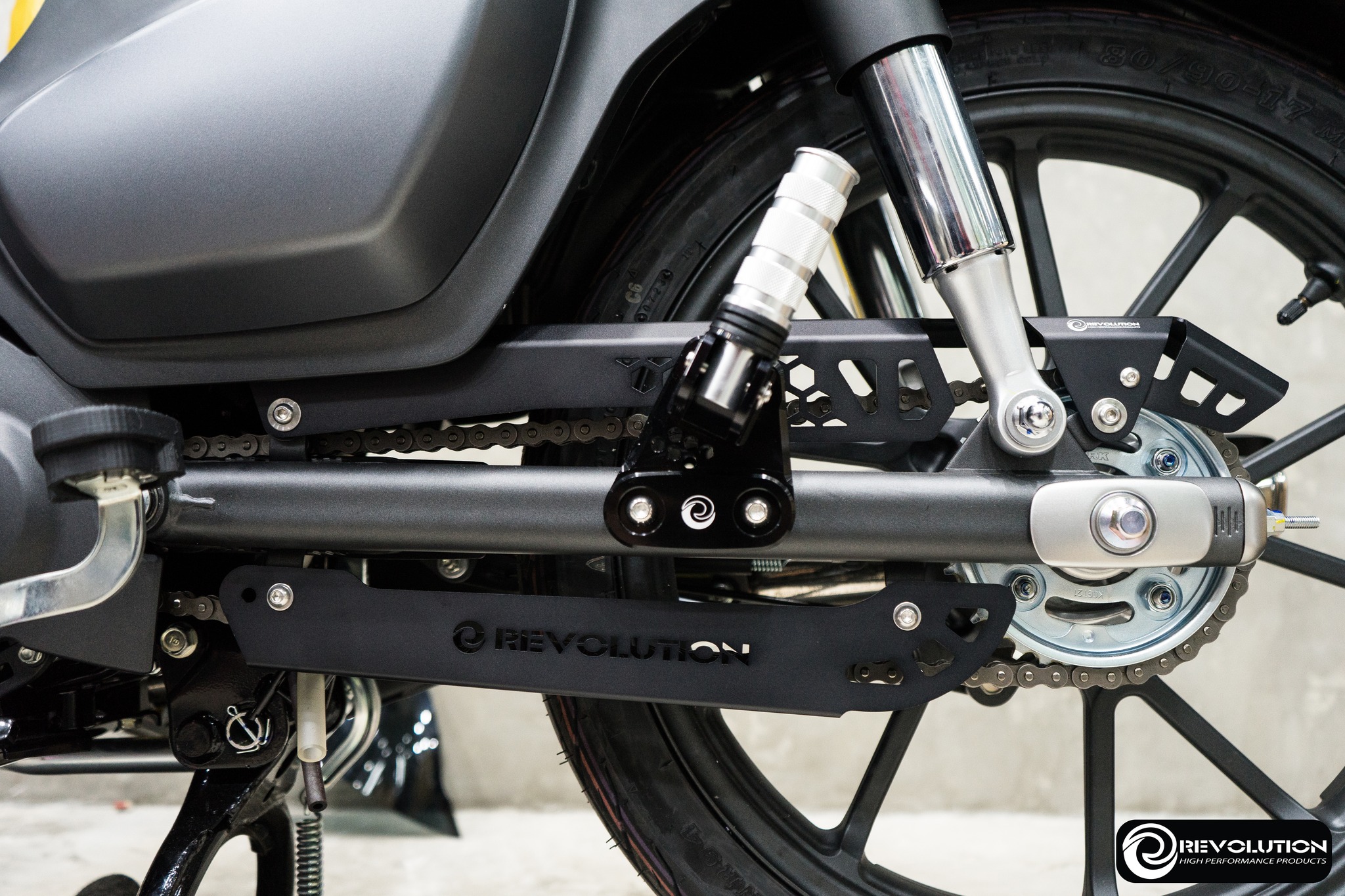 บังโซ่ซีกตัวล่าง (มีเนียม) 2D REVOLUTION C-125 Super Cub/WAVE-110i,125i/DREAM Super Cub - เงิน - แดง - ดำ - น้ำเงิน ราคา 1,050 บาท/อัน