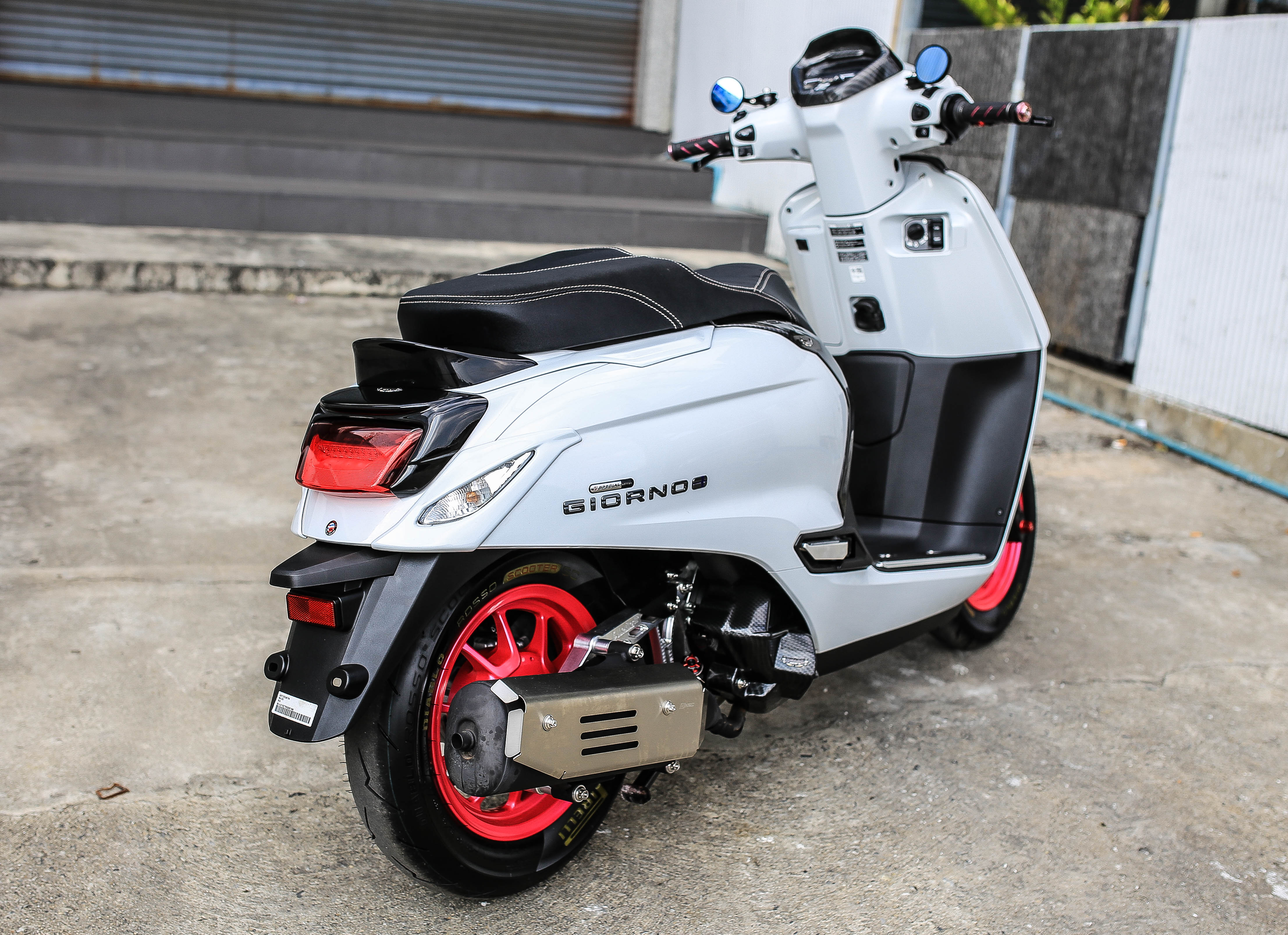 Giorno+ ตัวปิดรูมือจับท้าย (ไม่มีสปอยเลอร์ ) Rear hole cover 1500฿ ชุดตัวปิดรูมือจับท้าย พร้อมสปอยเลอร์ Rear hole cover with spoiler 2100฿