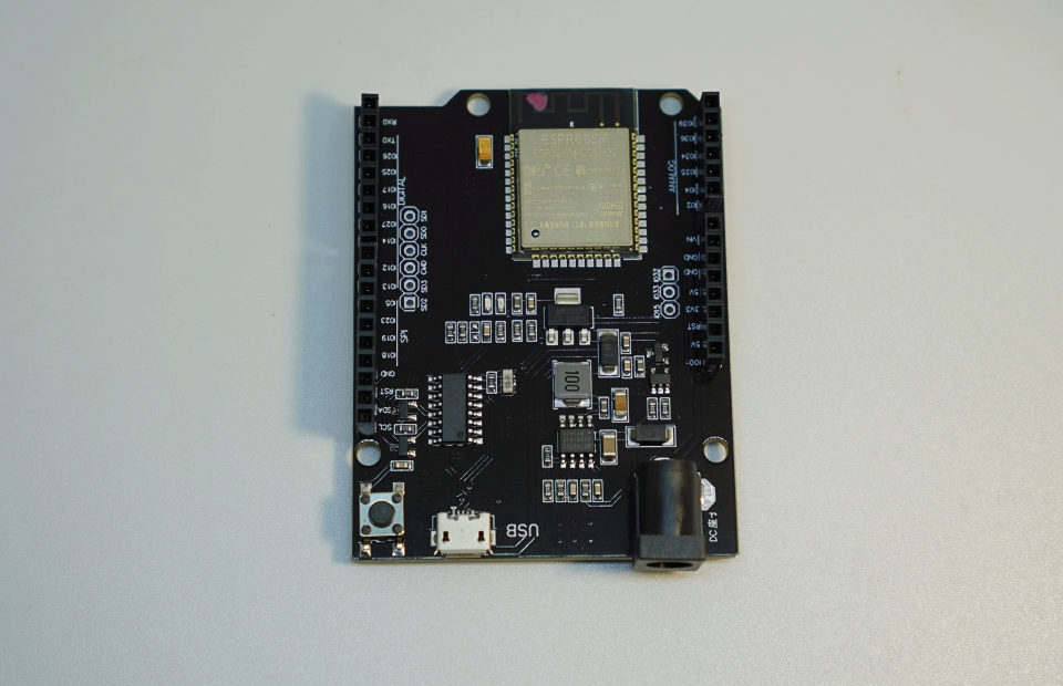 ESP32 based UNO R3