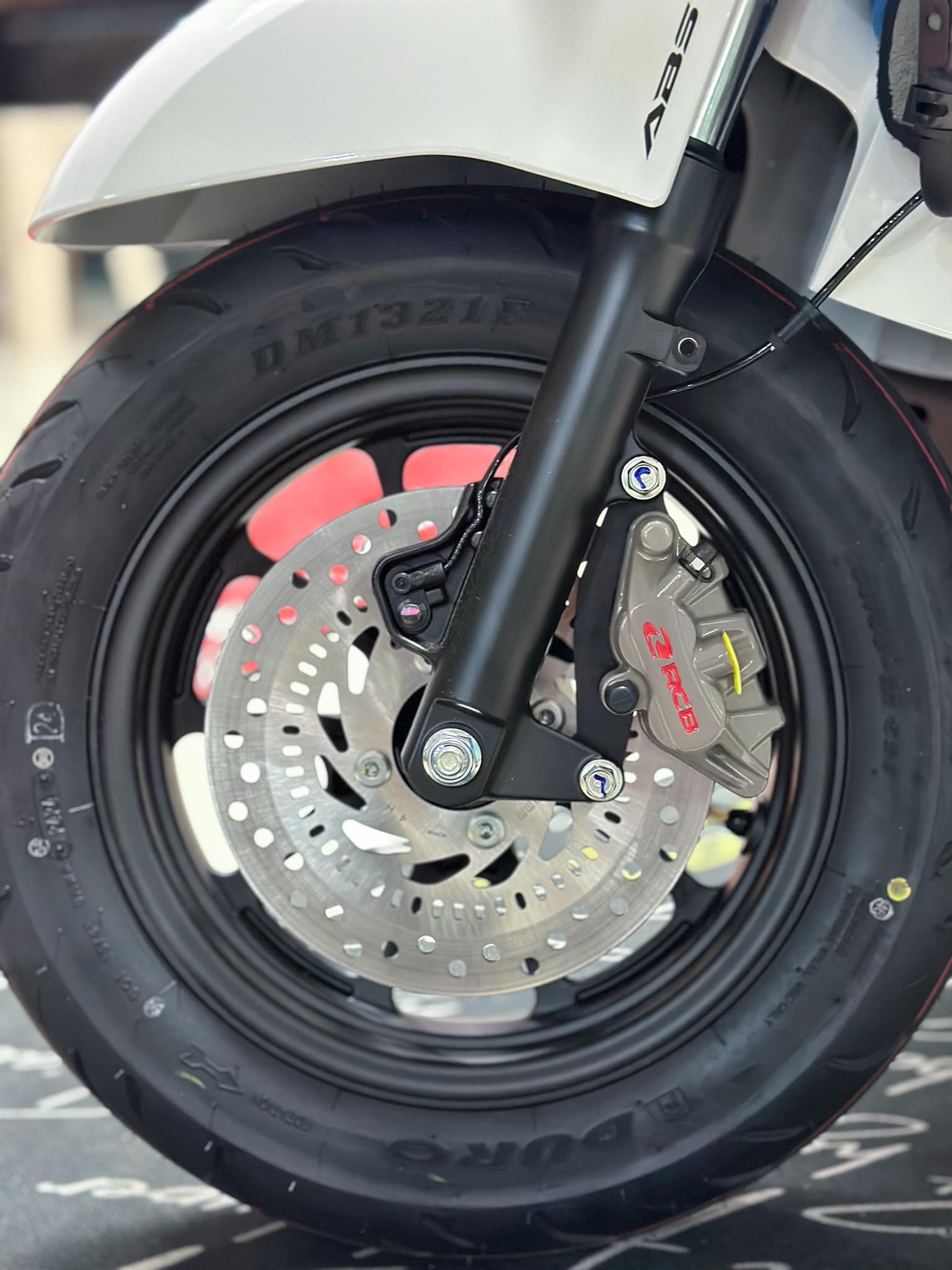 ปั้มล่าง RACINGBOY ขาจับ ใส่จานเดิม GIORNO+รุ่น ABS CLICK 125-150 160ตัวไม่มีABS ราคา1300 มีสีแดง เงิน เทา ดำ