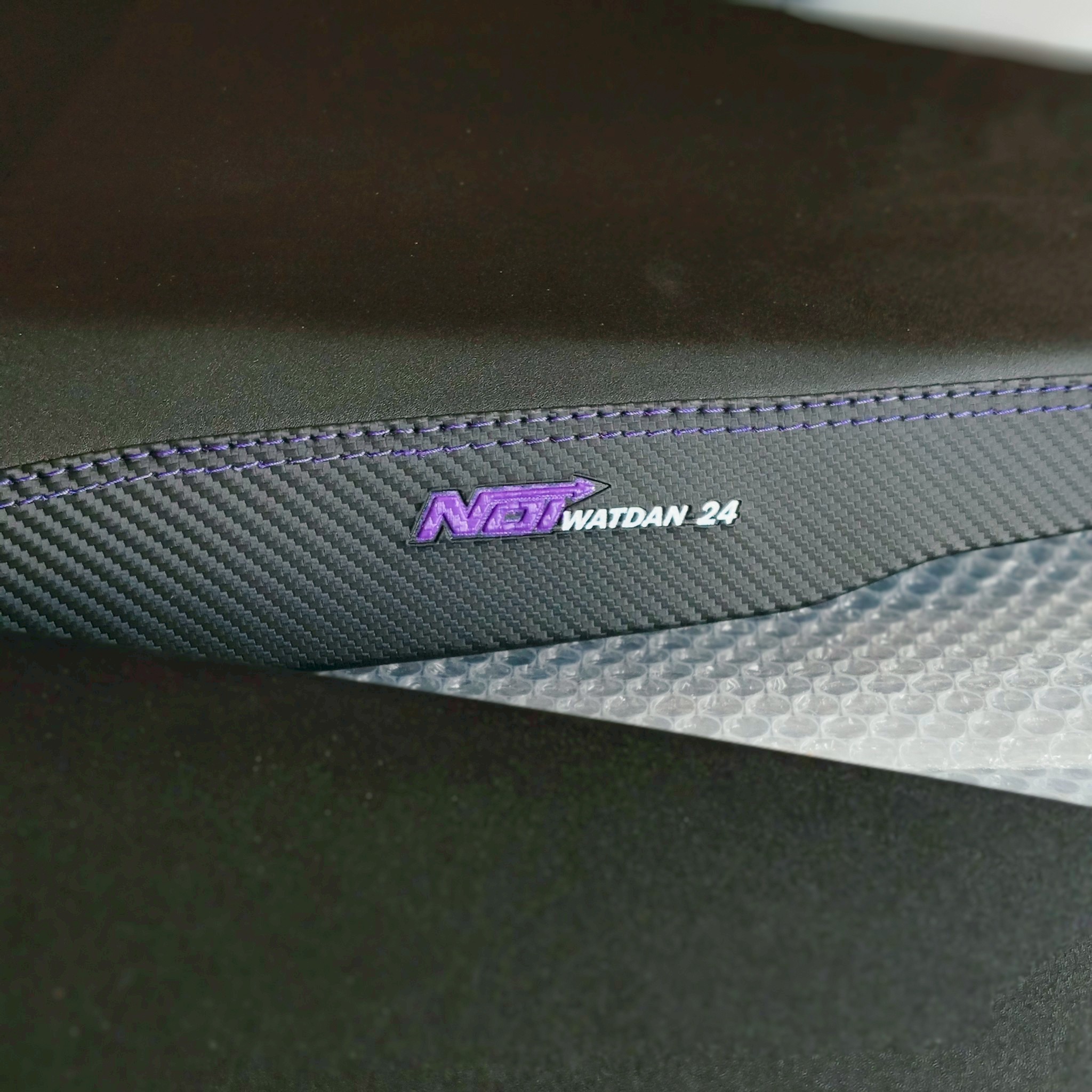 เบาะเทียมแท้100%ทรง 2 ตอนบาง Xmax300/Forza350 พร้อมใส่เลยมี 4 สี ด้ายสีอื่นสั่งได้นะคะ สามารถใส่หมวกเต็มใบได้ 1 ใบค่ะ