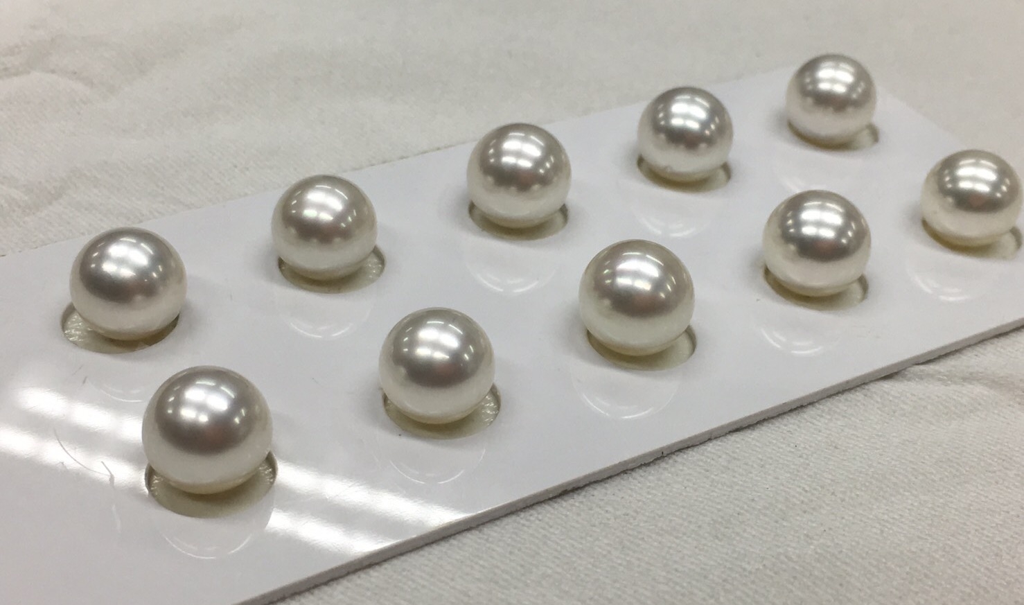 ต่างหูไข่มุก south sea ขนาด 10-11 มิล สีขาวอมชมพู เกรด AA++ ก้าน 14k