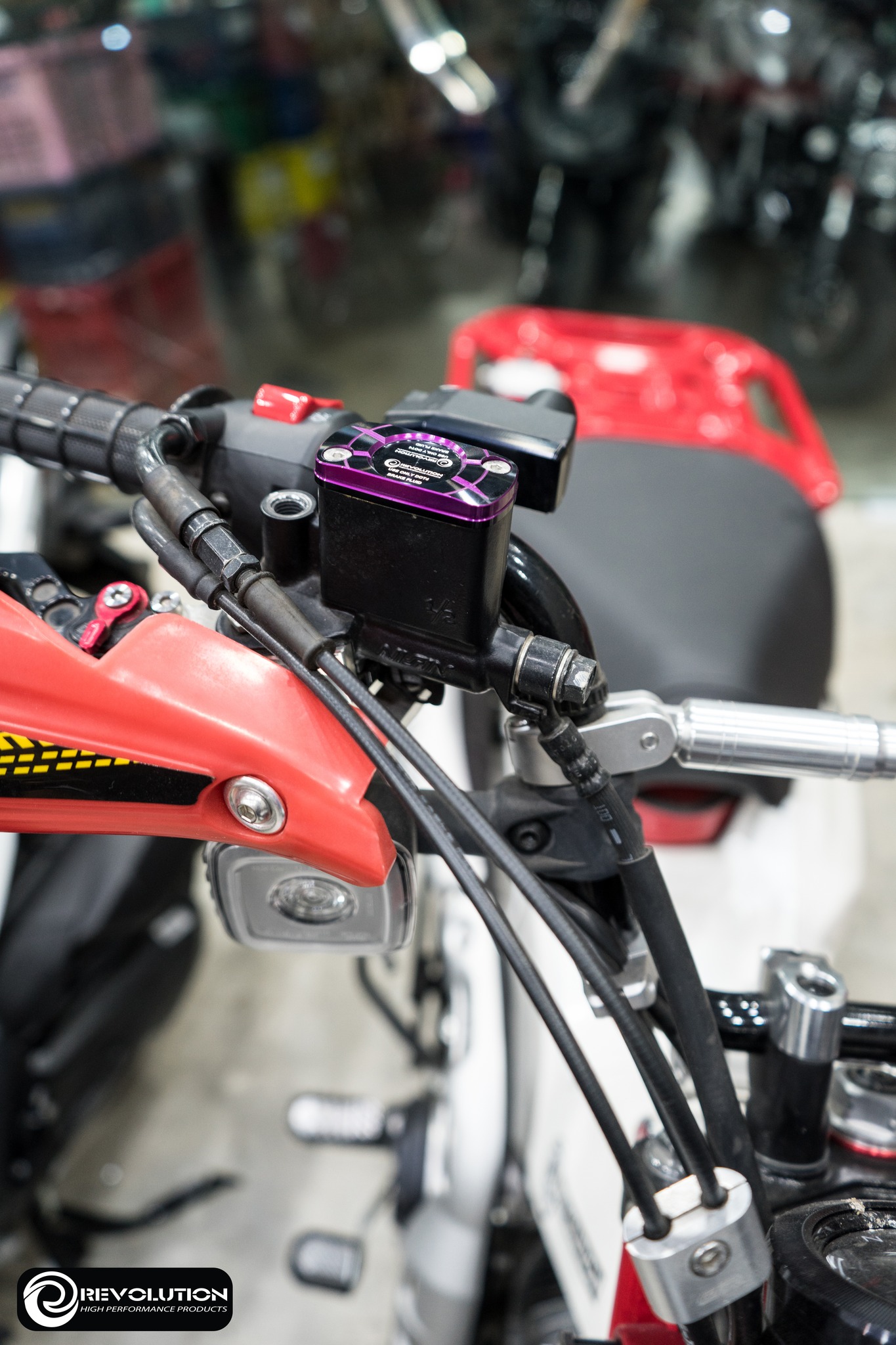 ฝาปิดกระปุกดิสเบรคหน้า ทูโทน REVOLUTION MONKEY-125/CT-125/CLICK150-160STD/WAVE110-125