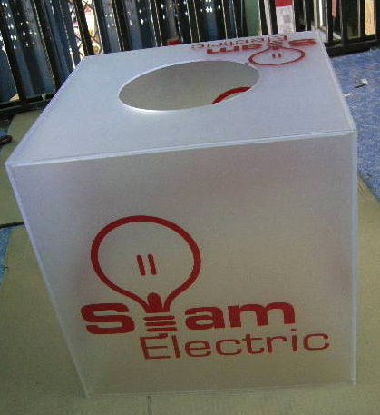 กล่องจับรางวัลอะครีลิค ขนาด 40 ซม. รุ่นไม่มีฝาปิดพร้อมงานพิมพ์ 5 ด้าน