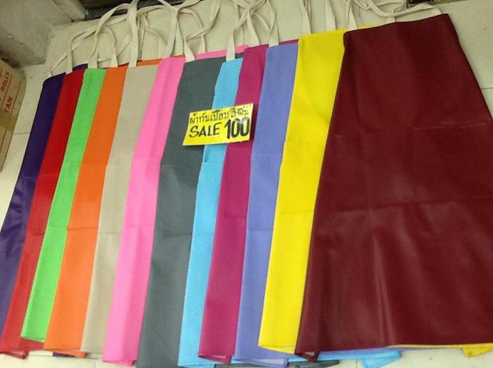 AP-006===ราคาส่ง 120 บาทต่อผืน ขั้นต่ำ 100 ผืน ผ้ากันเปื้อนพีวีซีหนังเทียม แบบยาว(คล้องคอผูกเอว) Tel:0810110084/023972066