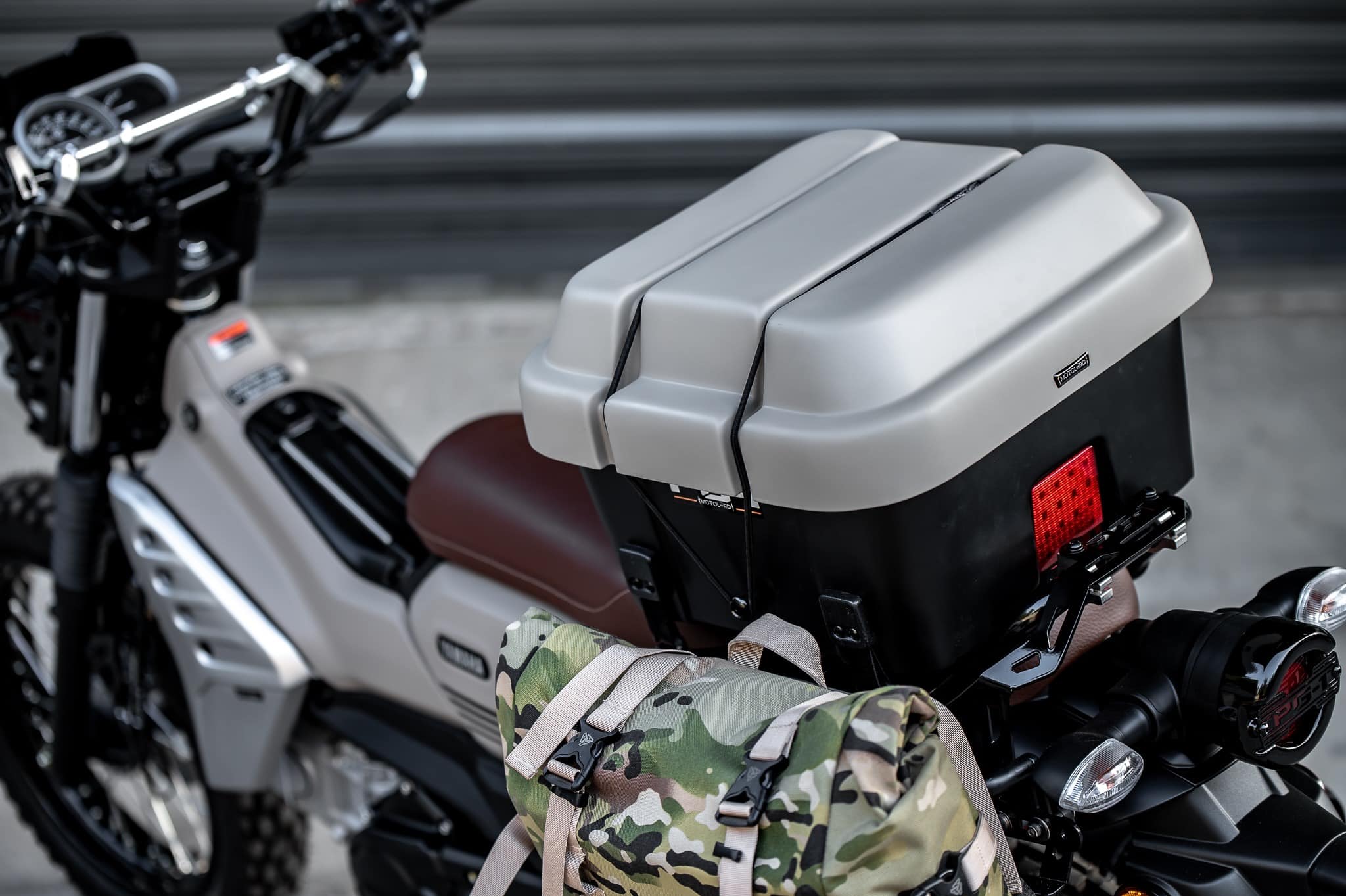 PG-1 1.) ครอบไฟหน้า Headlight cover. 1,590฿ 2.) ครอบไฟเบรค Rear brake light cover. 1,290฿ 3.) ชิวหน้า V1 Headbrand Windshield V1 1,590฿ 4.) กาบ อกบังหัวฉีด Side fairing cover. 1990฿ 5.) กันลาย V1 Mid frame protector. 1990฿ 6.) ชุดบังโคลนหน้าScrambler Full