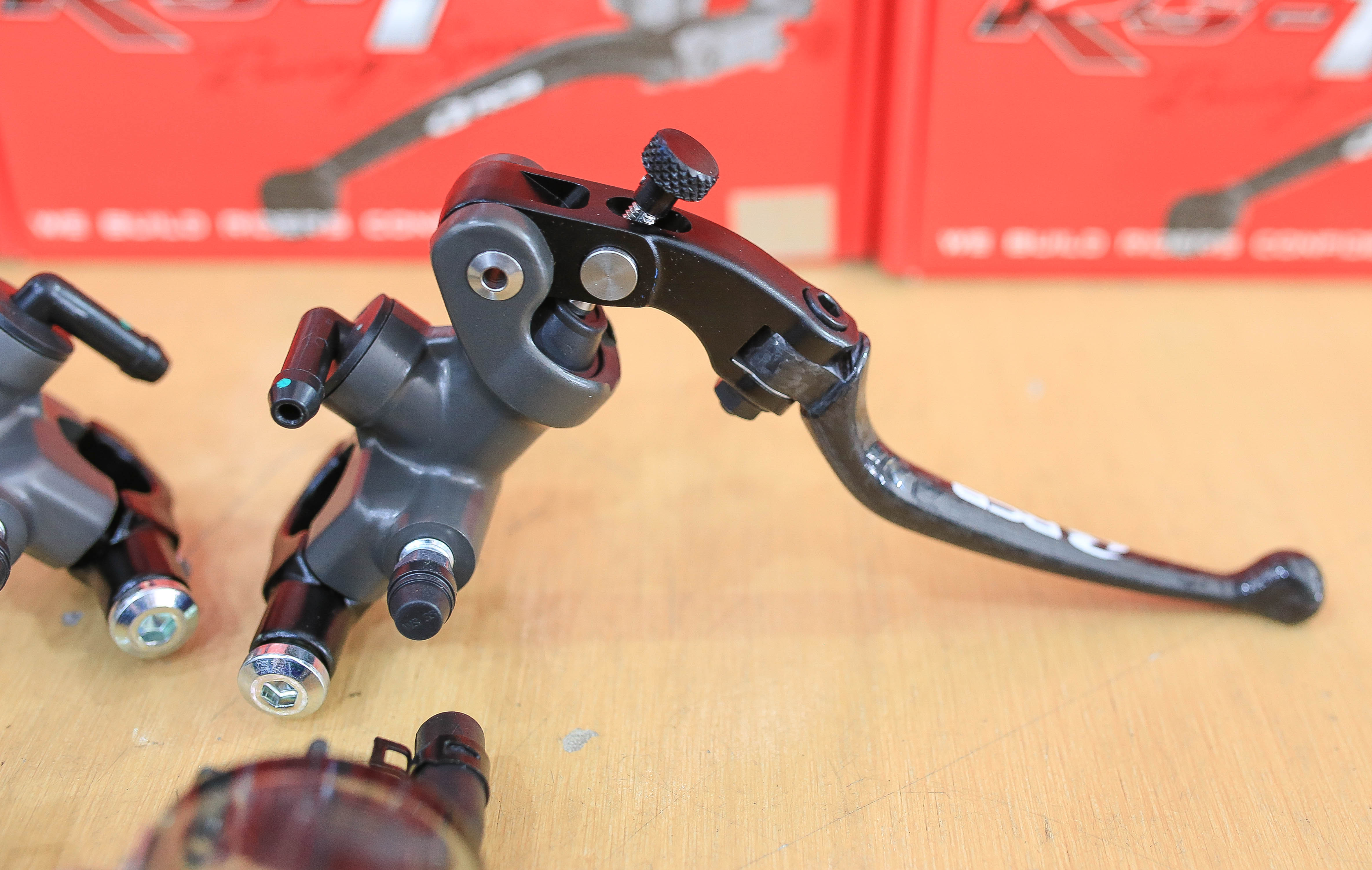 ปั๊ม RCB Racing Spec รหัส RS-1 ตัวปั๊มขนาด 17 mm พร้อมก้าน Carbon ราคาตัวละ 4,900.- คู่ละ 9,800.