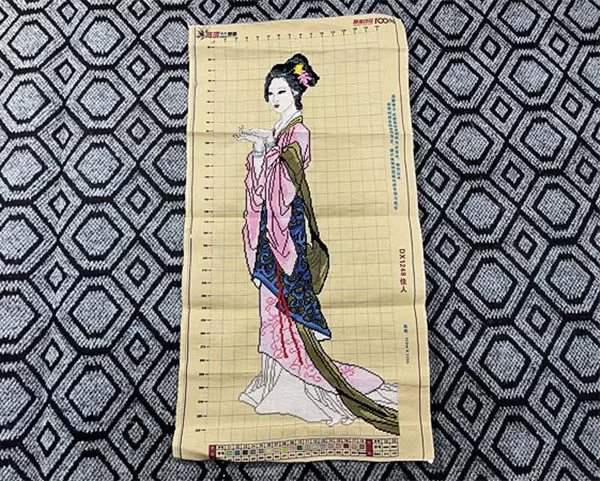 lady-1059 *พร้อมส่ง* ชุดปักครอสติช ลายสาวญี่ปุ่น (ผ้าสีน้ำตาลอ่อน ปักครั้งละ 3 เส้นเล็ก) ขนาด 45*88 ซม.ผ้าครอสติช 11CTสีน้ำตาลอ่อน พิมพ์ลายปักบนผ้า ไหมคอตตอน 18 สี ผังลาย เข็ม