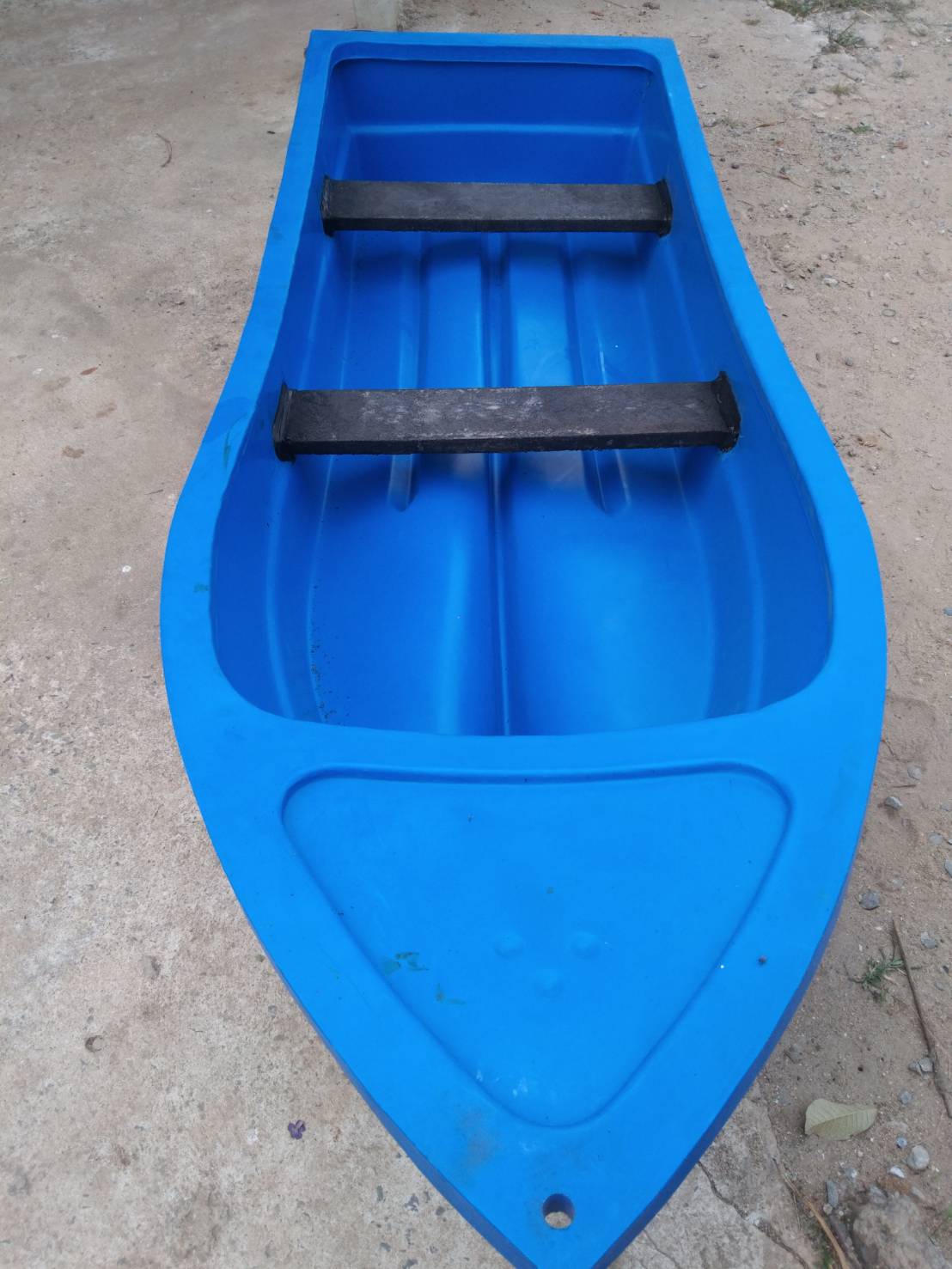 เรือหัวแหลมชั้นเดียว(SAFE) มีสีน้ำเงิน สีเขียว สีแดง สีเหลือง ส่งทั่วประเทศ ลำเดียวก็ส่ง กว้าง 85 ซม. ยาว 260 ซม.วัสดุโพลีเอทเทอลีน น้ำหนักเบาทนต่อแดดและสภาพแวดล้อมได้ดี