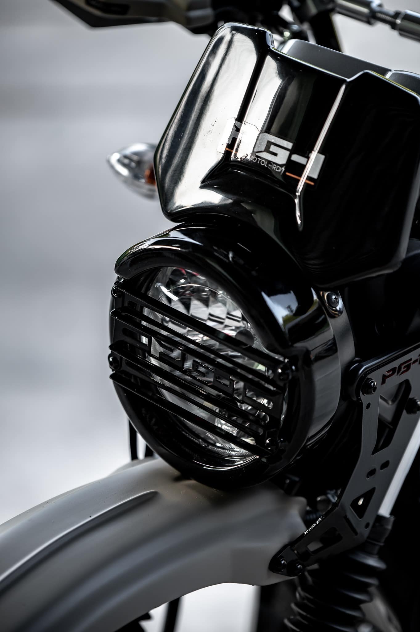 PG-1 1.) ครอบไฟหน้า Headlight cover. 1,590฿ 2.) ครอบไฟเบรค Rear brake light cover. 1,290฿ 3.) ชิวหน้า V1 Headbrand Windshield V1 1,590฿ 4.) กาบ อกบังหัวฉีด Side fairing cover. 1990฿ 5.) กันลาย V1 Mid frame protector. 1990฿ 6.) ชุดบังโคลนหน้าScrambler Full