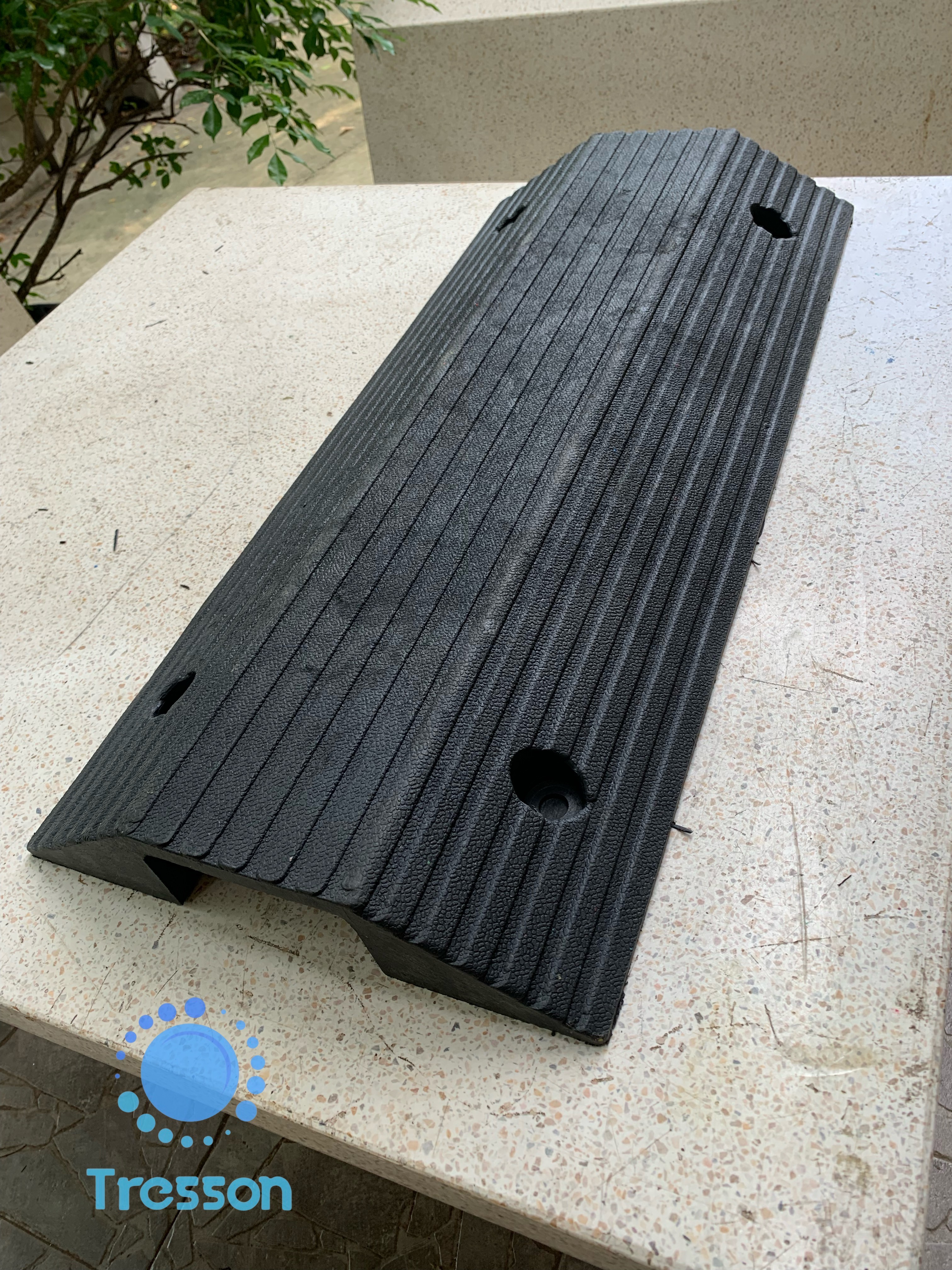 ทางลาดยางครอบท่อ ครอบสายไฟ ข้ามธรณีประตู สูง 8 ซม. กว้าง 40 ซม. ยาว 80 ซม(ด้าน) ขนาดช่อง 12x6 cm-นน.7 kg รับนน.สูงสุด700kg. Rubber Wire Cover Ramp 8x40x80 cm 13 kg