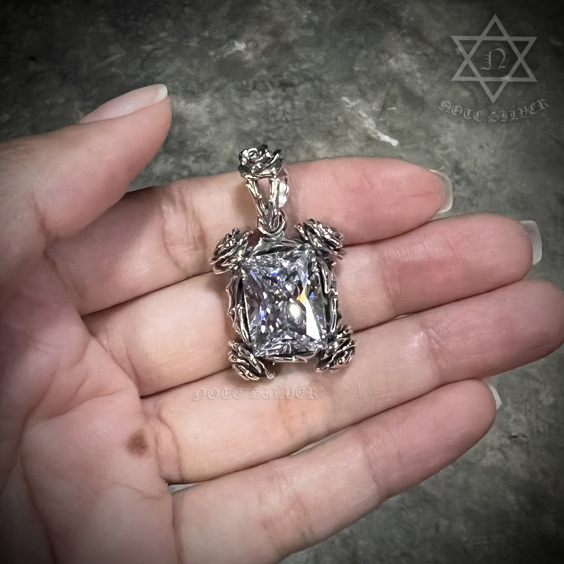 จี้ลายกุหลาบเงินแท้ล้อมเพชร Sterling Silver 925 NSPD3333