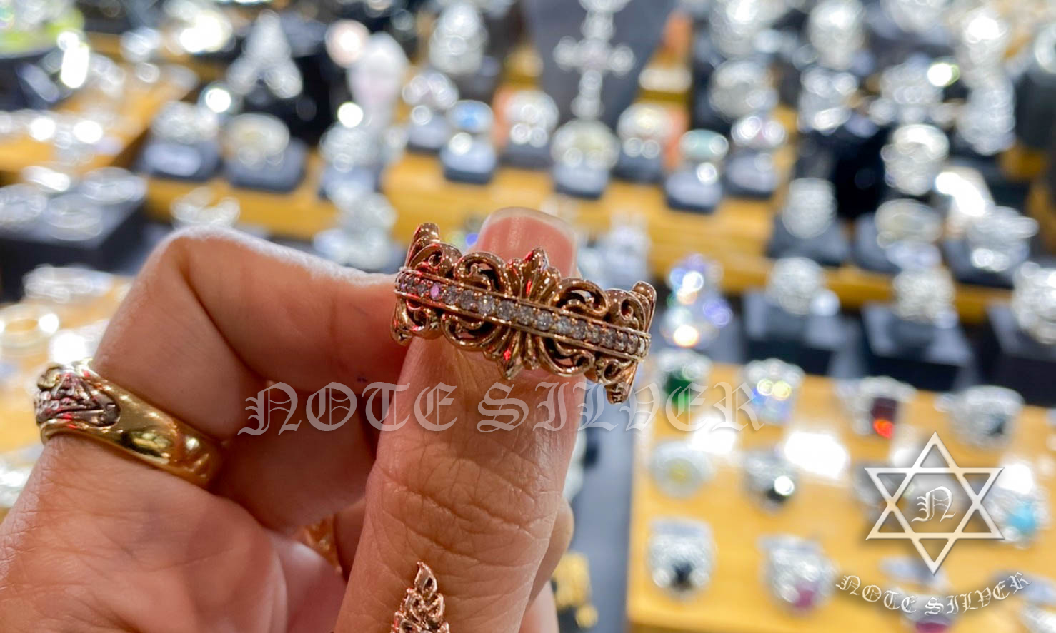 แหวนพิ้งโกล ลายดอกเฟลอร์เดอลีส์ 18K Pink/Rose Gold ฝังเพชรแท้ NSPG1385