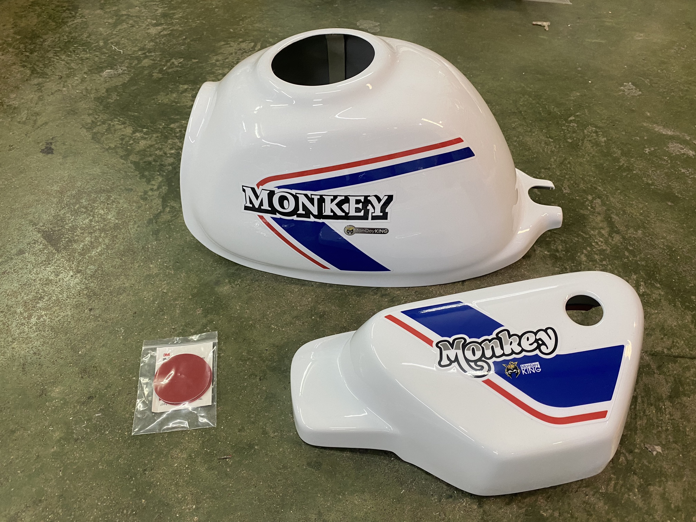 ชุดครอบถังน้ำมันพร้อมฝาครอบกระเป๋า MOTOZAAA สีขาวลายThat’s70 style