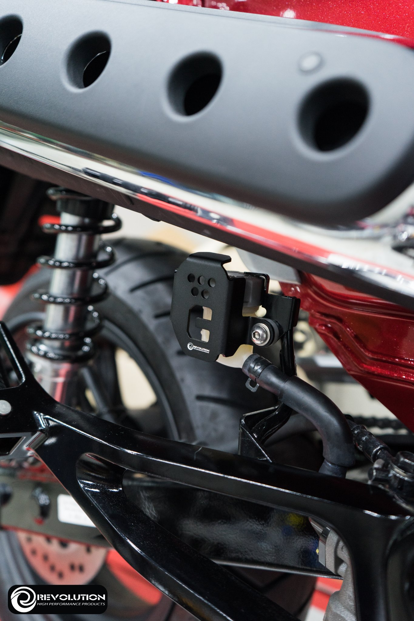 การ์ดปิดกระปุกน้ำมันเบรคหลัง REVOLUTION ST-125Dax/MONKEY-125 ราคา 450 บาท/อัน