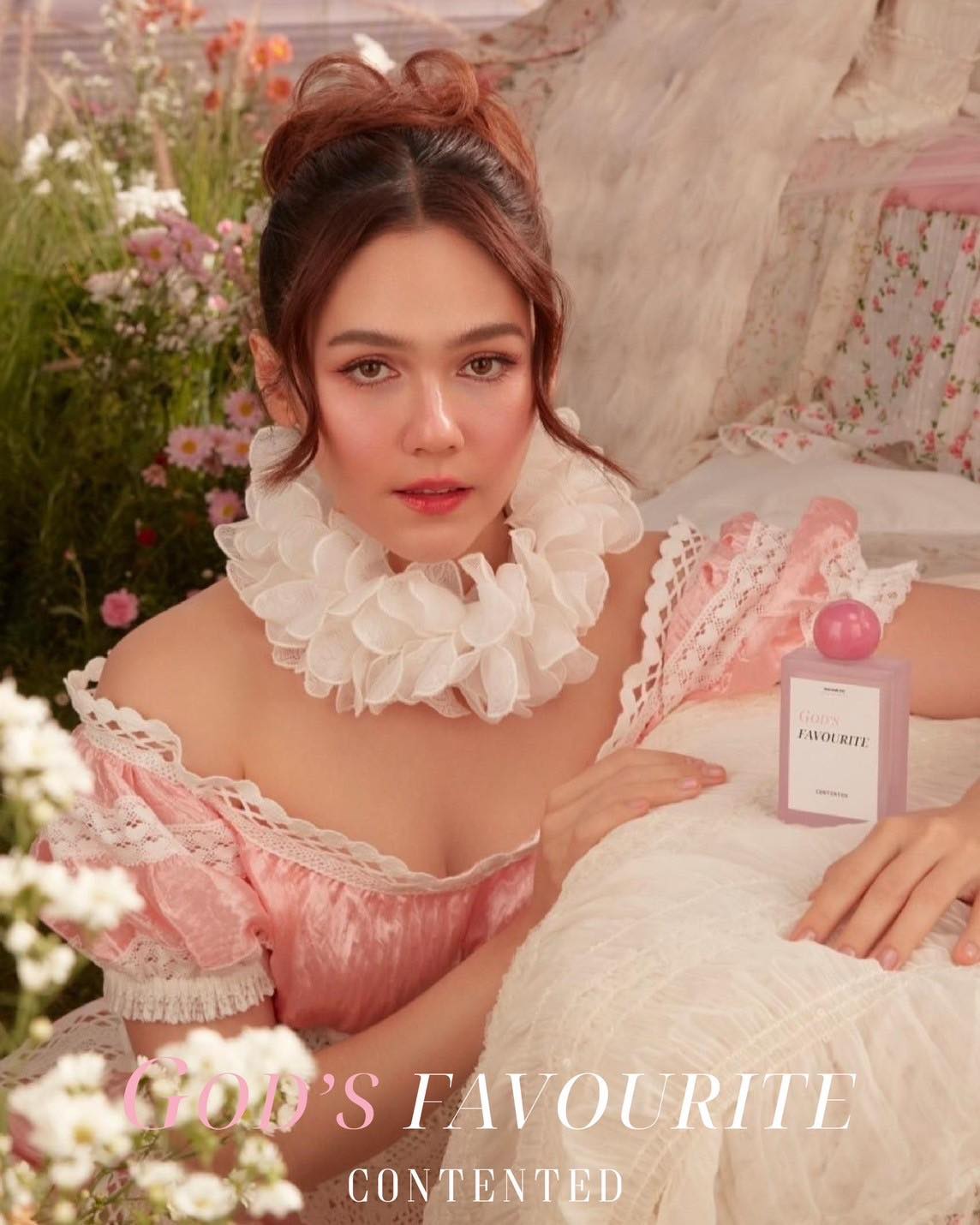 น้ำหอมแม่ชม สีชมพู กลิ่น 𝑮𝒐𝒅’𝒔 𝑭𝒂𝒗𝒐𝒖𝒓𝒊𝒕𝒆 CONTENTED BY CHOMPOO ARAYA พร้อมของแถม 4 ชิ้น