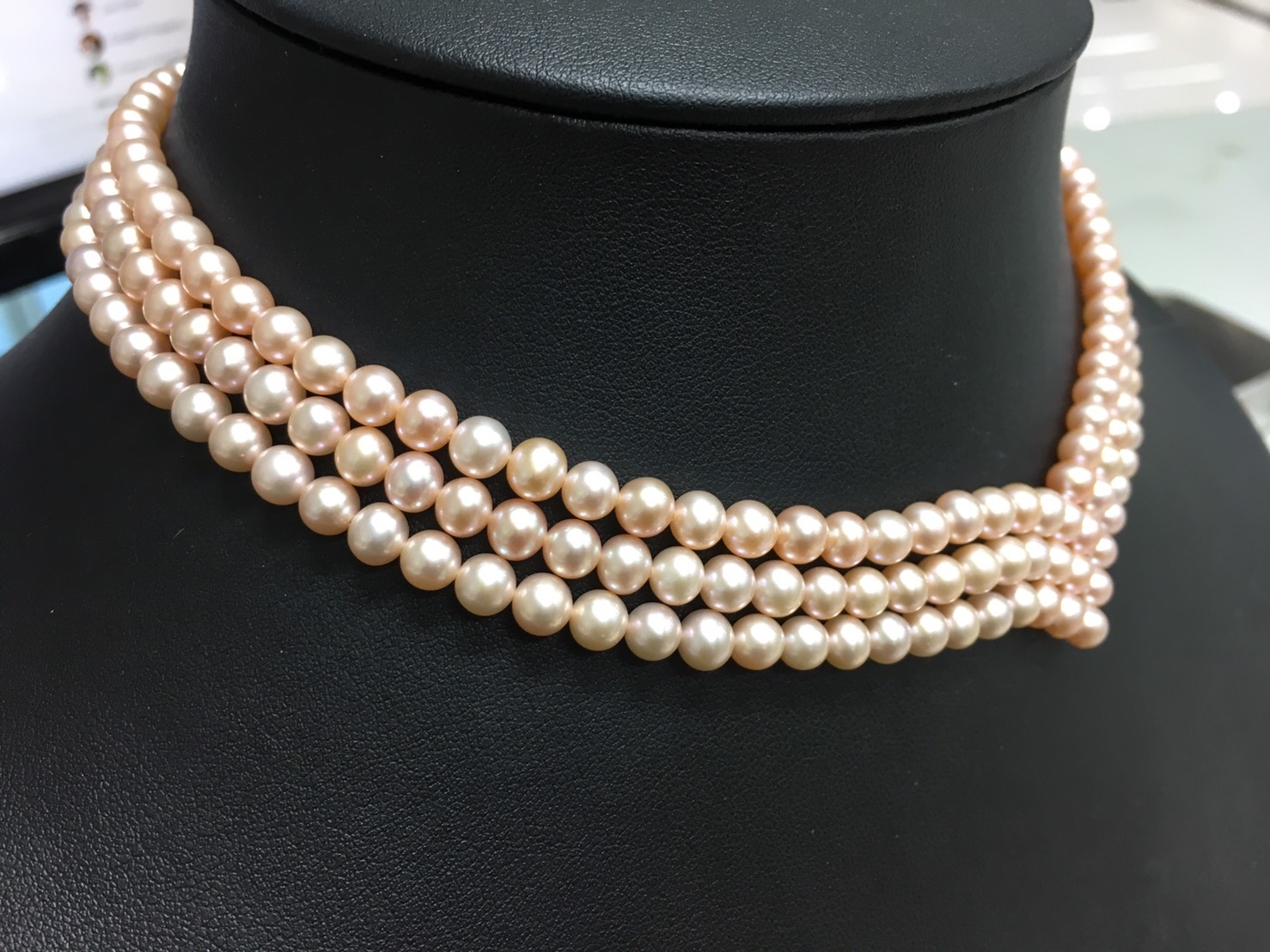 สร้อยคอไข่มุกแท้ ขนาด 5-6 มิล กลม สีส้มโอรส ร้อยดีไซน์แบบสาน 3 ชั้น