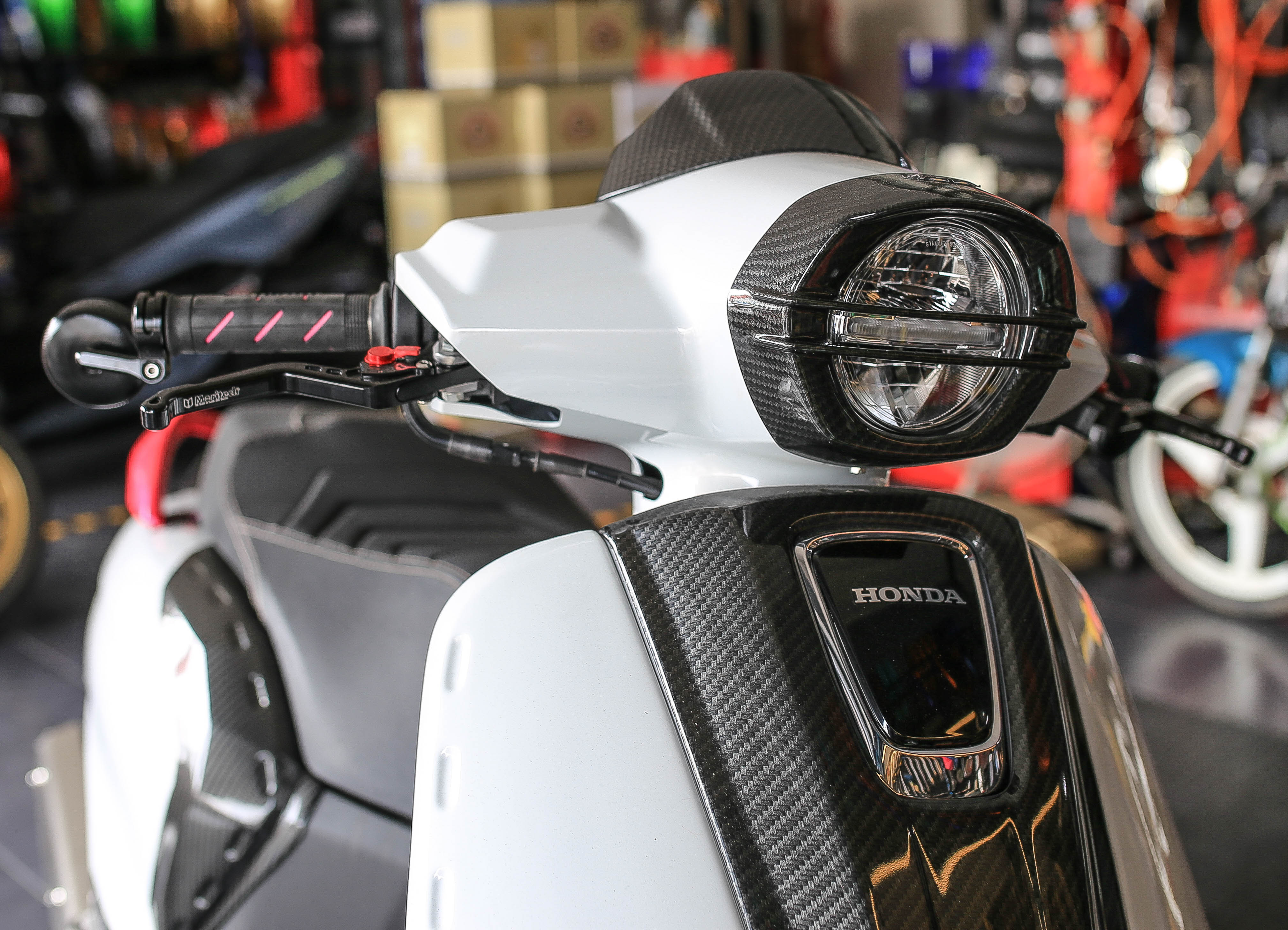 กระจกปลายแฮนด์ ทรงกลม งาน อลูมิเนียม CNC เลนส์กระจกตัดแสงสีฟ้า ใส่ตรงรุ่น giorno และ Click 160 กลึง กลึงเบ้าปลายแฮนด์ให้เรียบร้อยแล้วใส่ได้เลยตรงรุ่น ไม่ต้องตัดแฮนด์