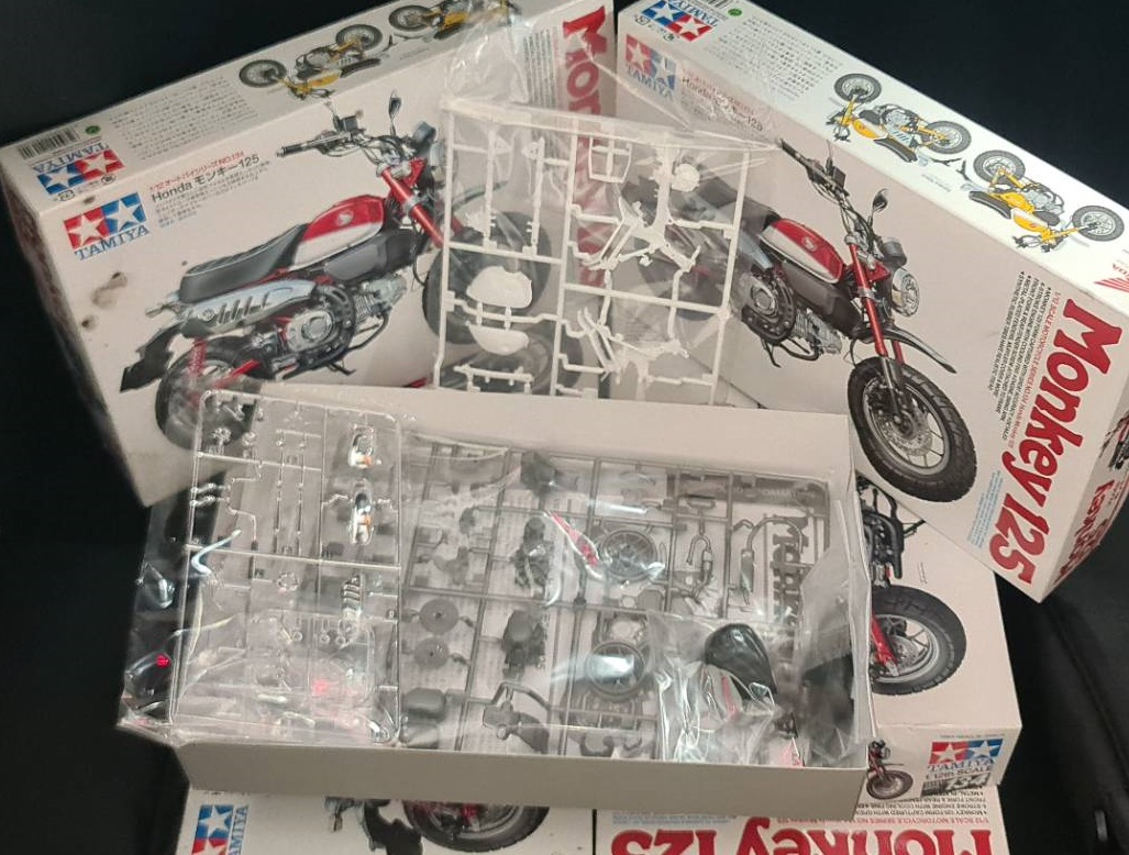 โมเดลฮอนด้ามังกี้ Tamiya Honda Monkey125 1:12 ชุดประกอบโมเดลพลาสติกขนาด 1/12 ความยาว 14 ซม. กว้าง: 6 ซม. สูง: 8 ซม. ราคากล่องละ 950 บาท