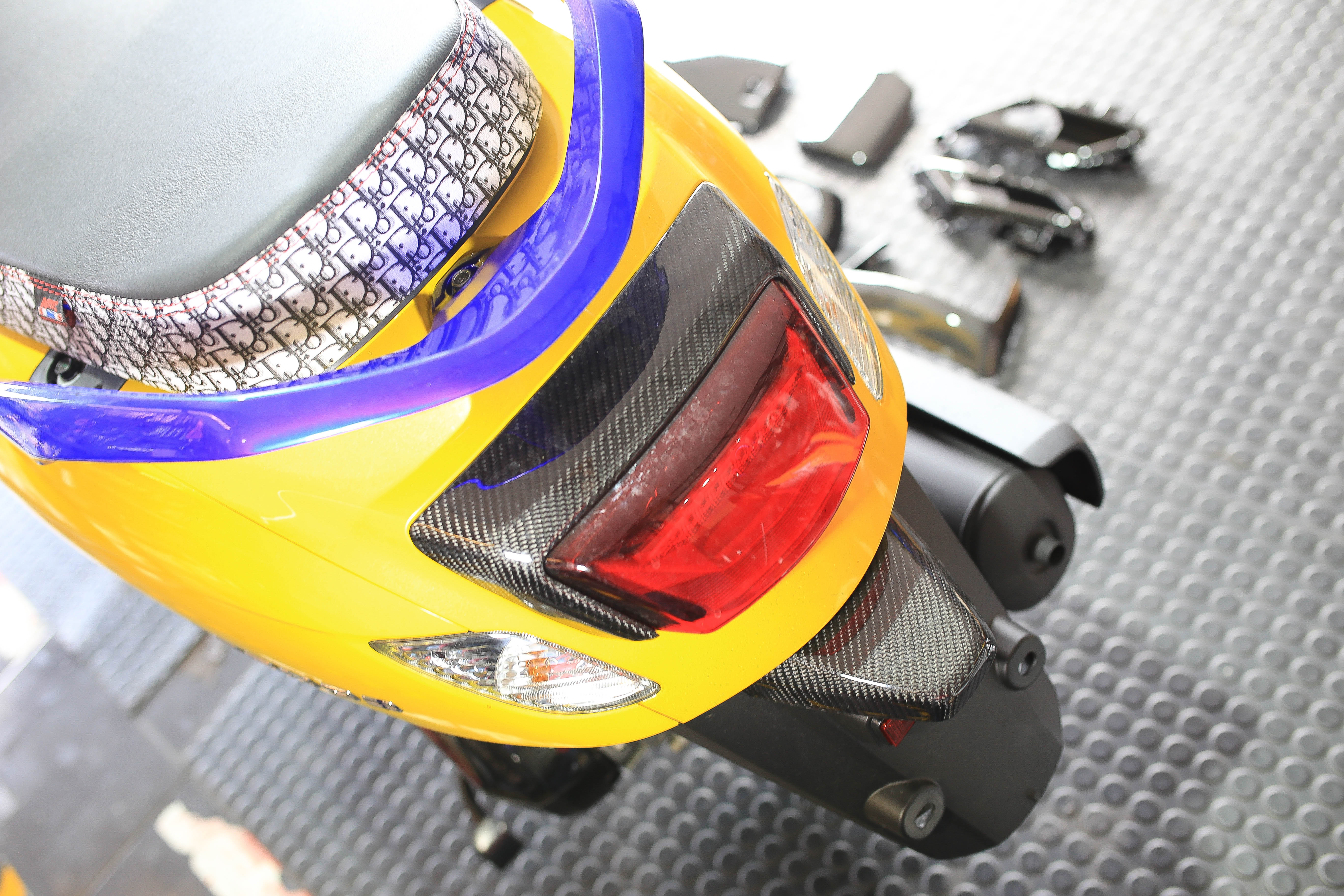 คาร์บอนเครฟล่าผ้าแท้ HONDA Giorno+ ทั้งคัน มีของพร้อมส่ง กรอง กันร้อนท่อ ฝาถังน้ำมัน ครอบไฟหน้า ครอบพักเท้า ครอบไฟส่องป้าย ฝาเก๊ะ หม้อน้ำ หัวแคร้ง