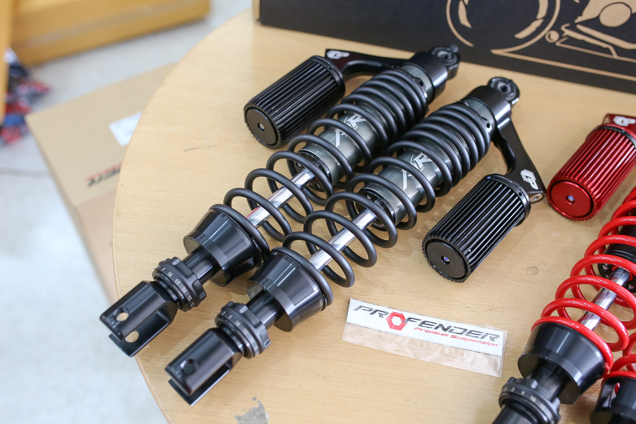 โช๊ค Profender รุ่น Air สี ดำ และ แดงForza350,ADV350 430MM-400MM รุ่นปรับ2จุด ราคา 7,900 ครับแถมกันขโมยล็อคโช็ค