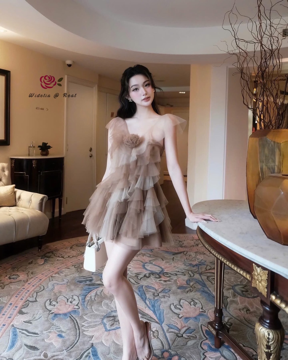Korea Dress เดรสสายเดี่ยว อกมีเข็มกัดดอกไม้ เนื้อผ้ามุ้งเย็บระบายฟูอลังการมาทั้งชุด