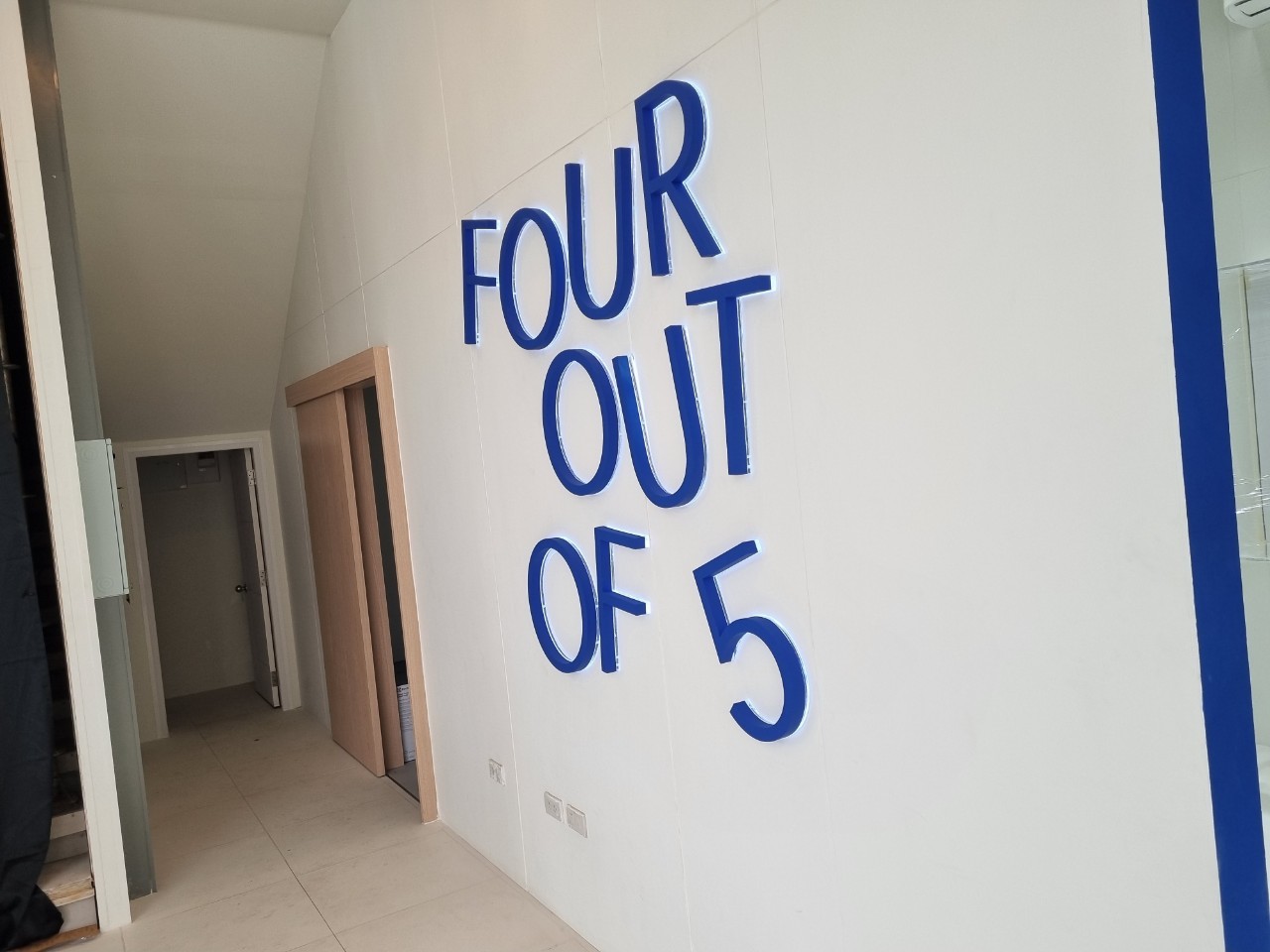 ป้ายอักษรไฟออกหลัง FOUR OUT OF 5