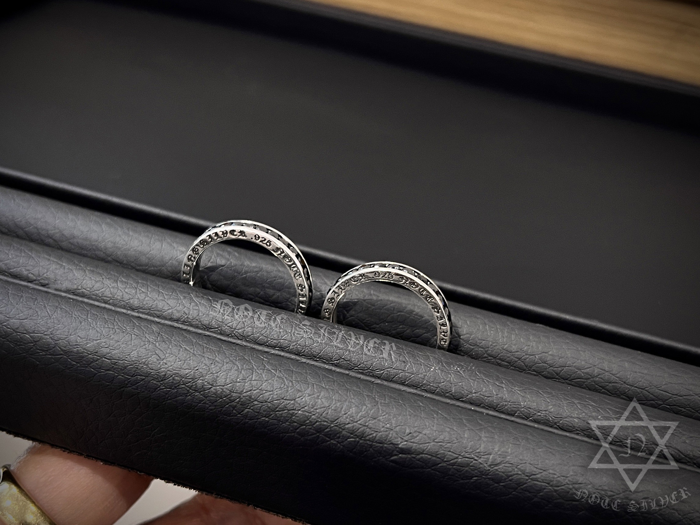 แหวนเงินแท้ นิล 2.2mm รอบวง ทรงกลม รมดำ เน้นอักษรชัดๆ Sterling Silver 925 NSRG2528